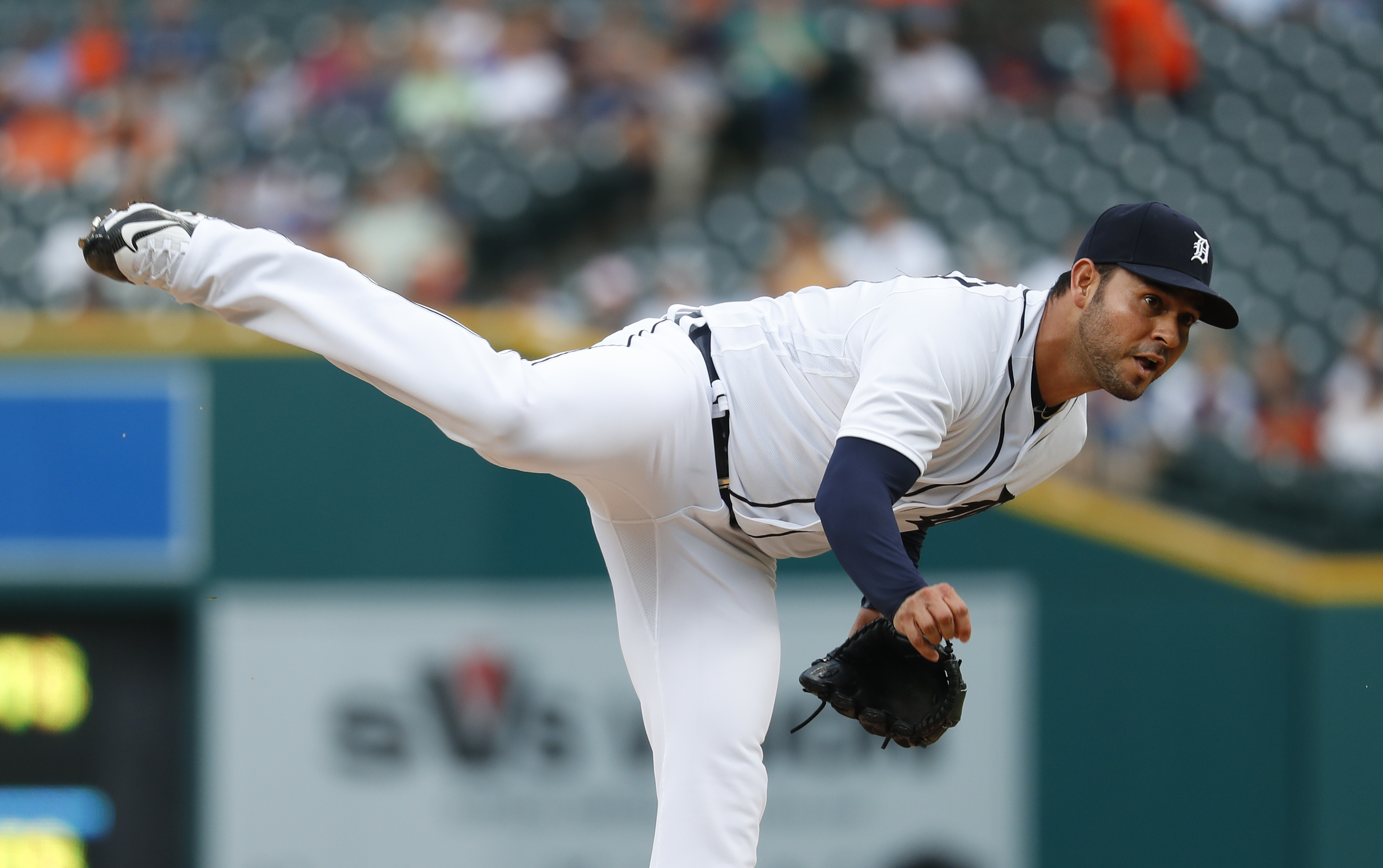 Tigers' Sanchez loses no-hit bid in 7th vs Royals
