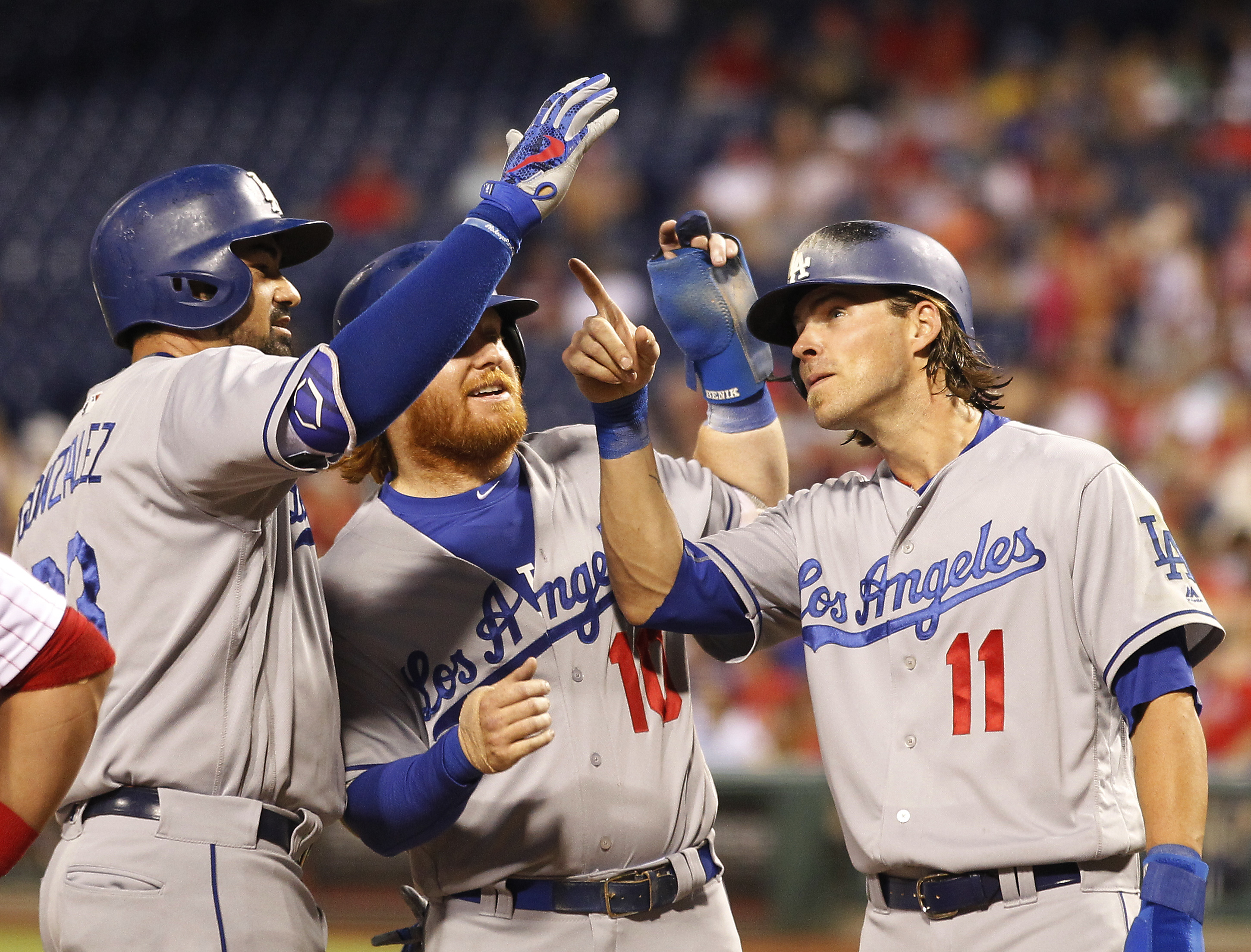 Gonzalez homers twice to lift Dodgers over Phillies