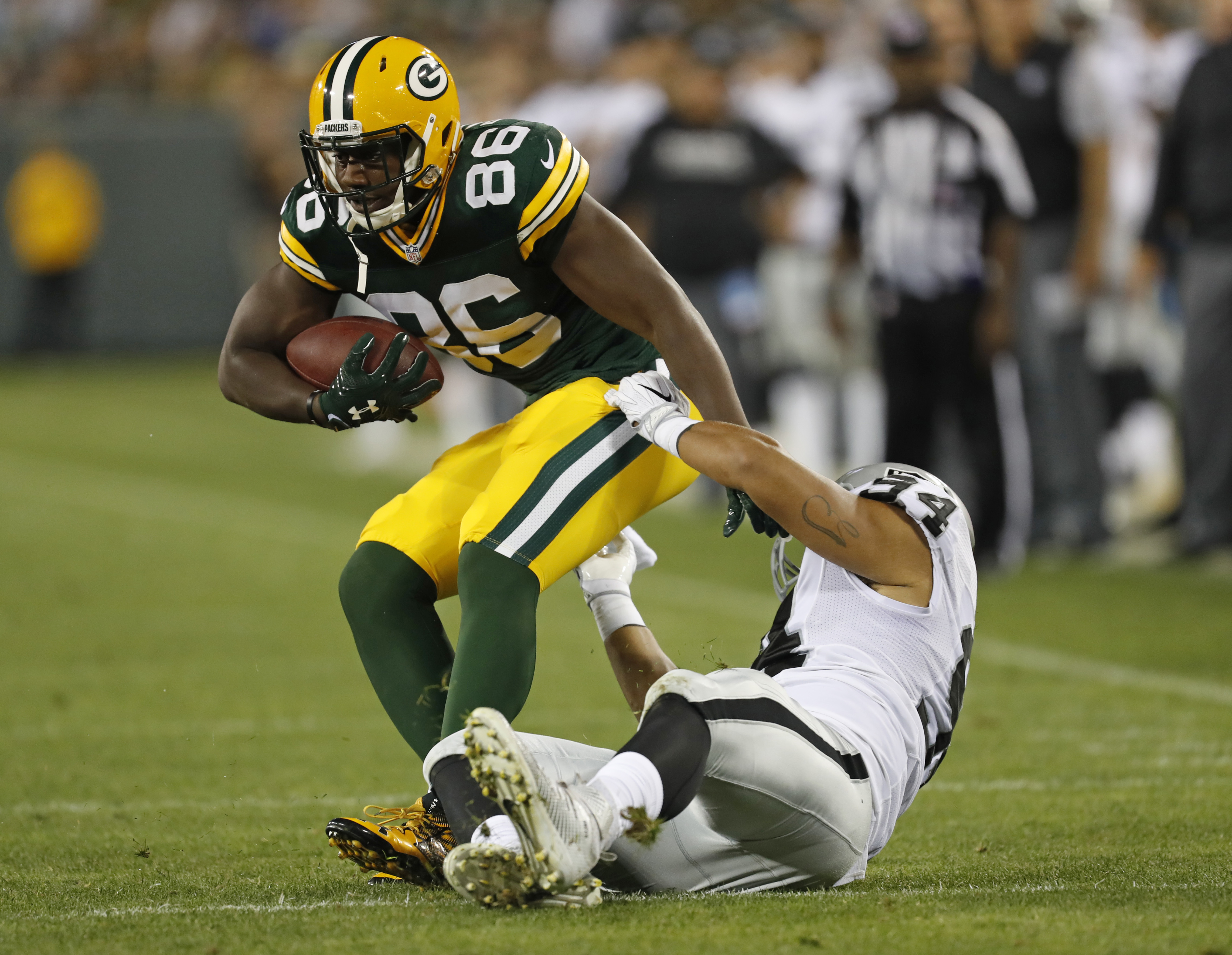 Lacy helps power Packers past Raiders 20-12