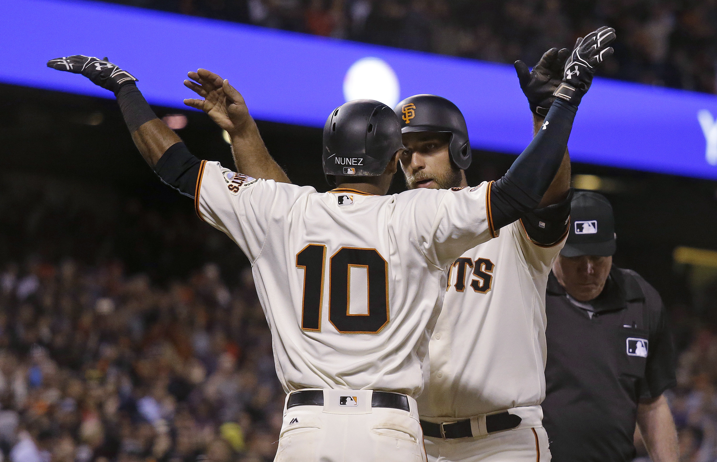 Giants finally get some offense in 10-7 win over Mets