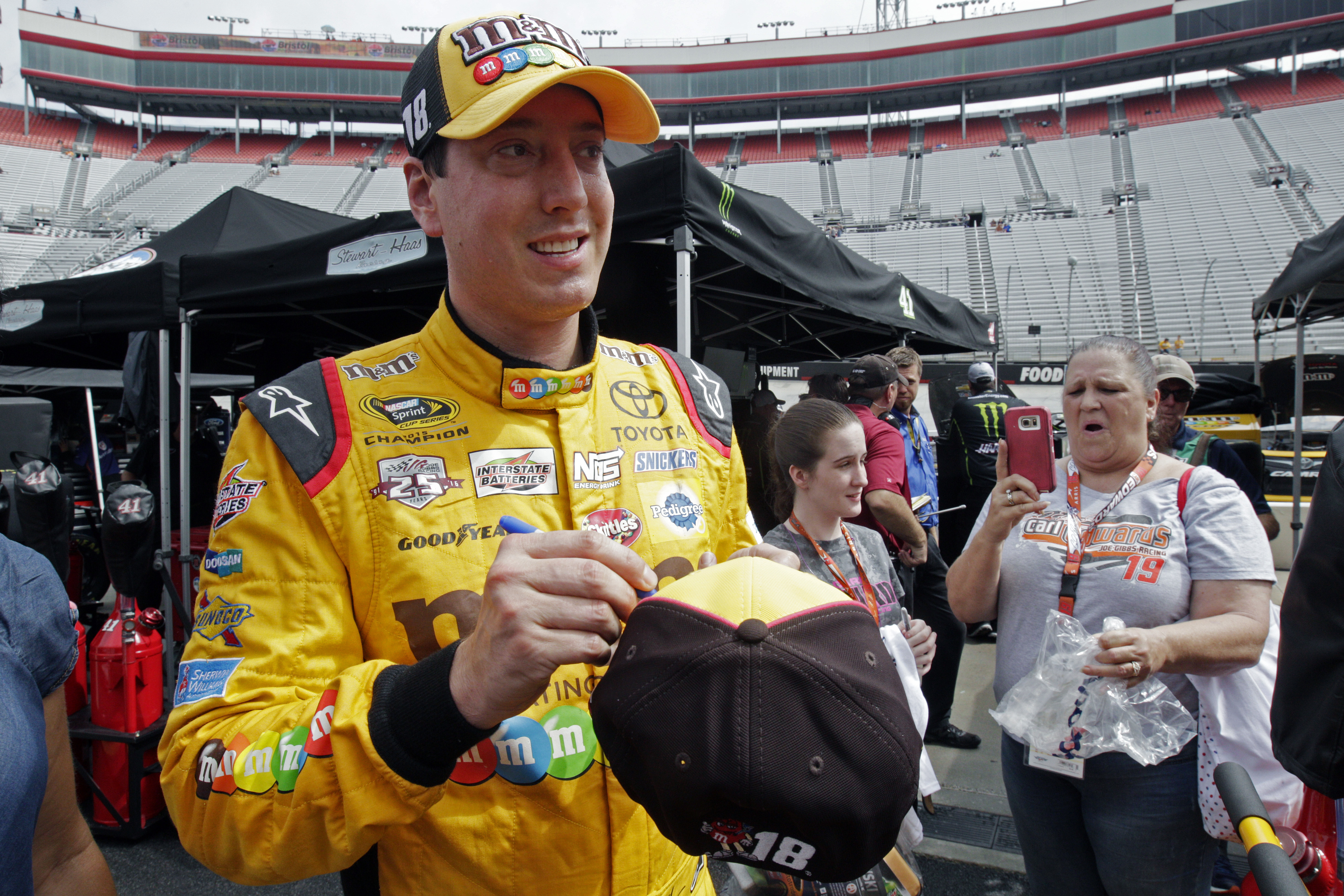 Carl Edwards leads JGR's 1-2-3 qualifying sweep at Bristol