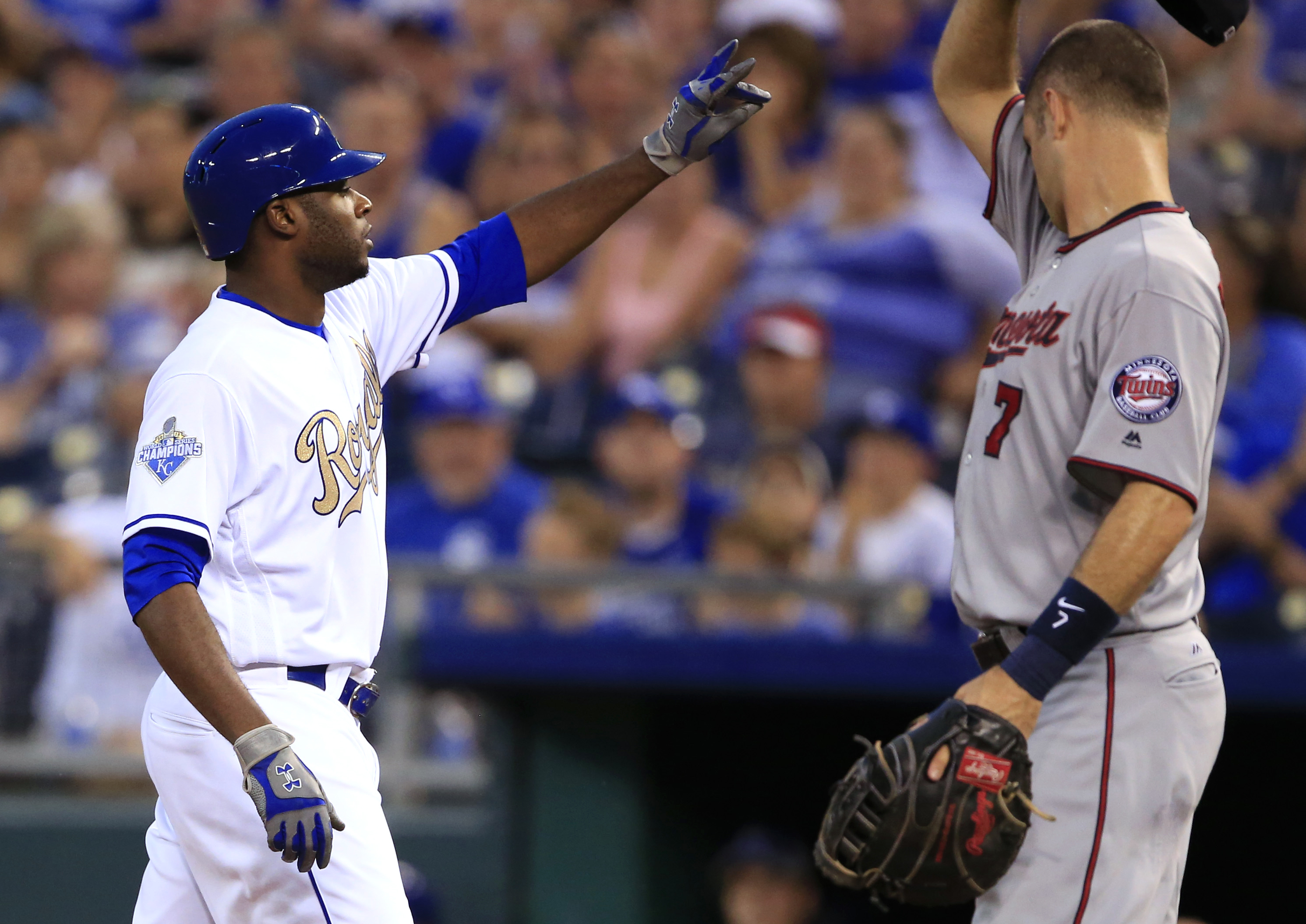Hosmer's single in 11th lifts Royals past Twins, 5-4