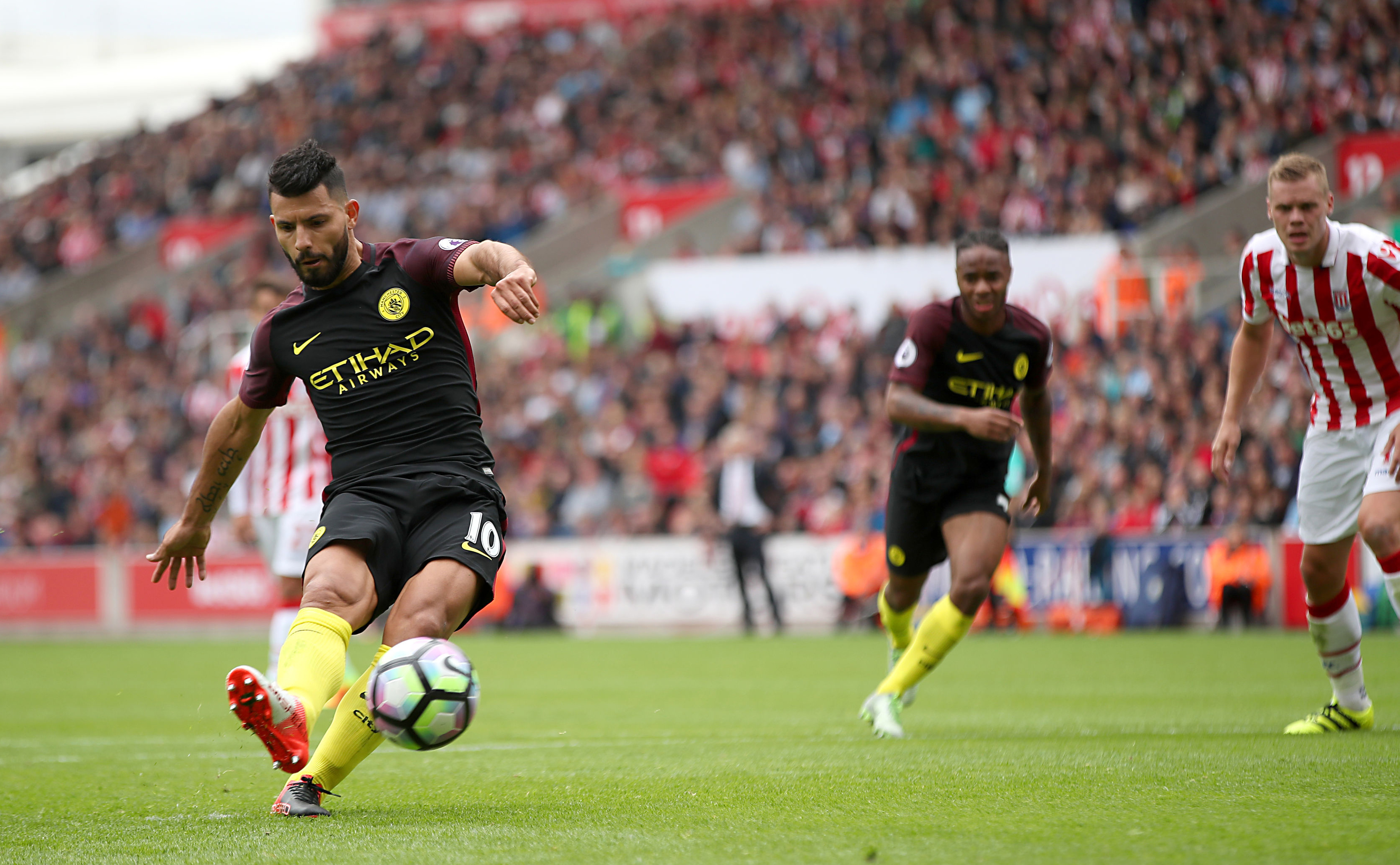 Aguero, Nolito both score 2 as Man City beats Stoke 4-1