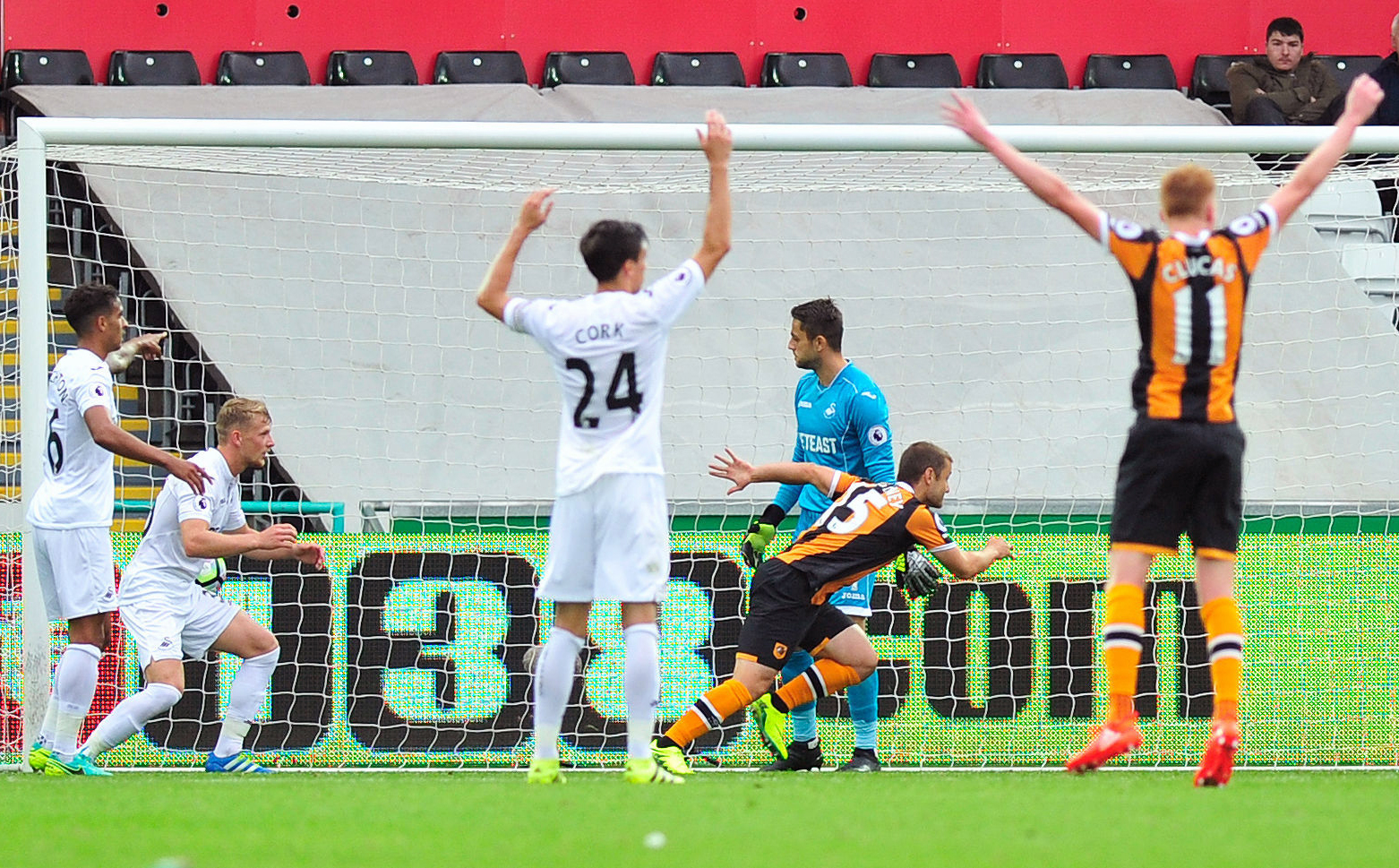 Hull grabs 2 late goals to beat Swansea in Premier League