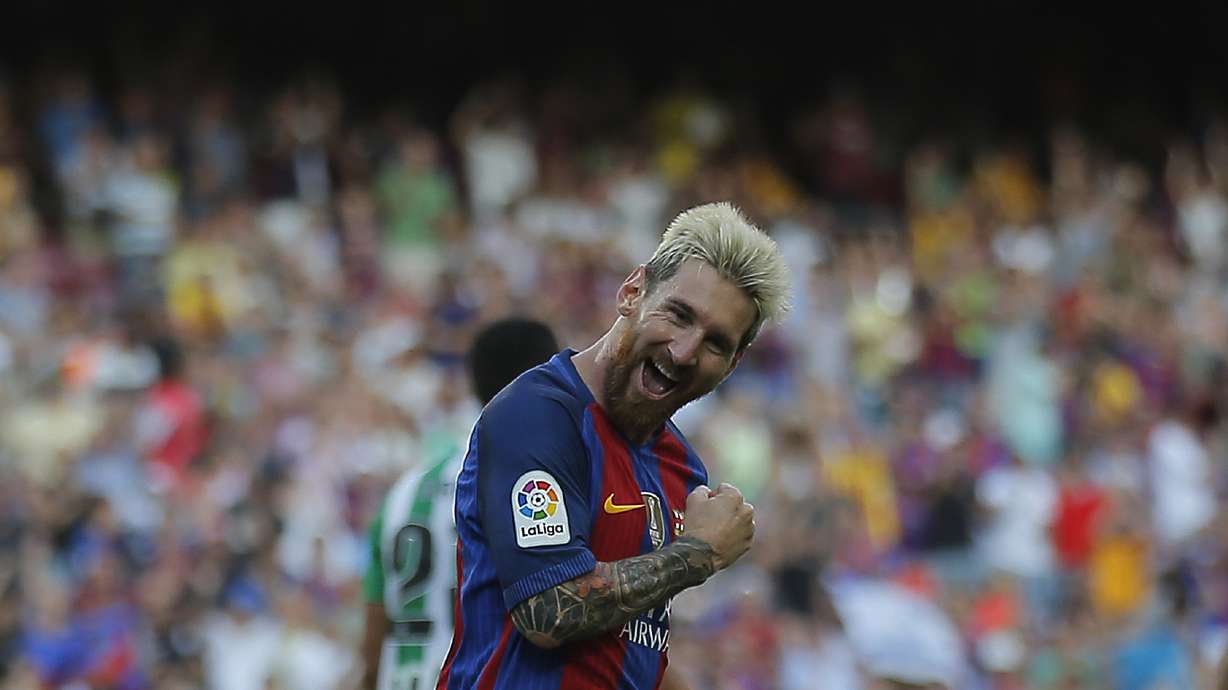 Suarez, Messi share 5 goals as Barca starts title defense