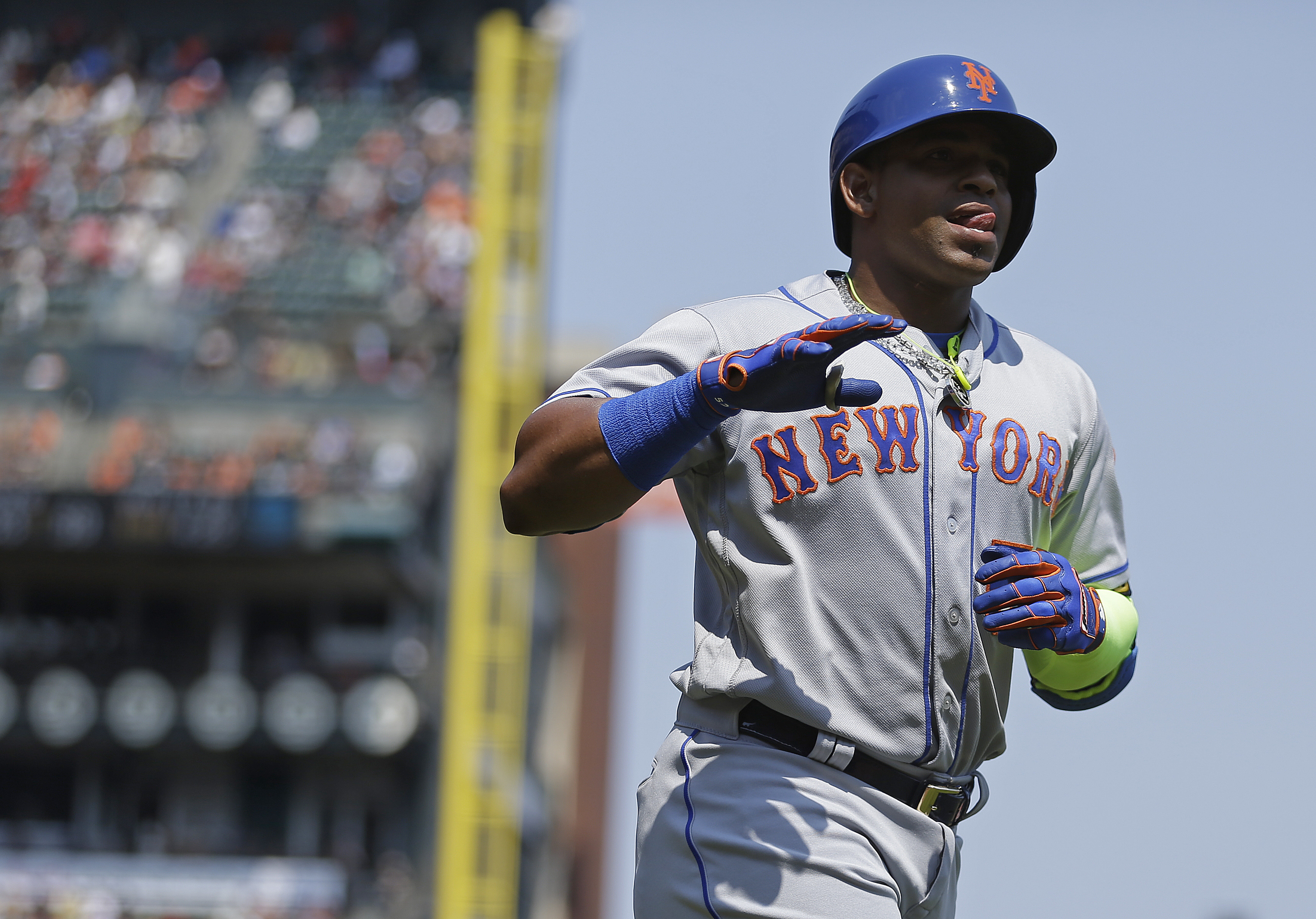 Cespedes hits 2 homers, Colon strong as Mets top Giants 9-5