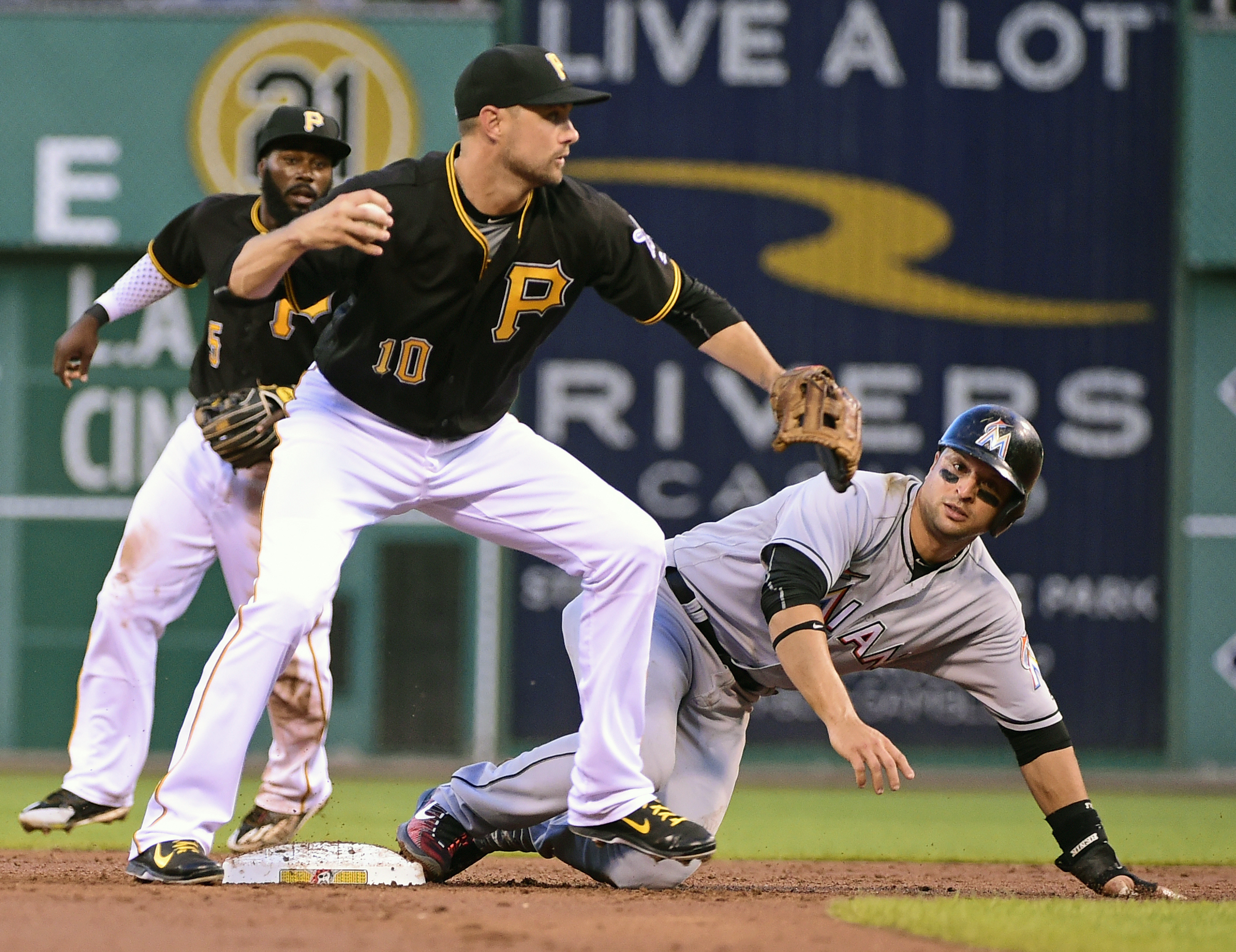 Scruggs, Phelps power Marlins to 3-1 win over Pirates