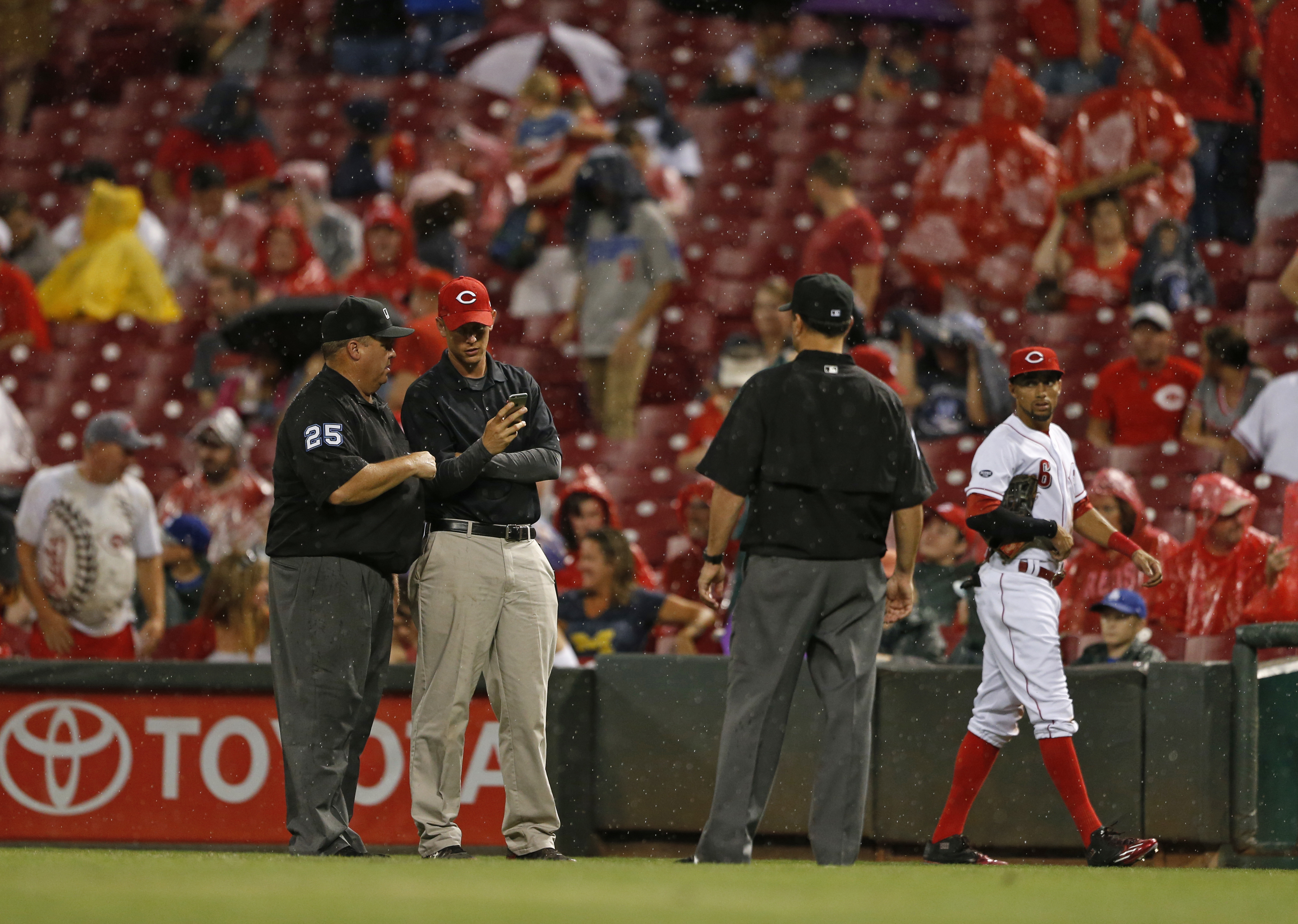 Finnegan takes no-hitter into 7th, Reds beat Dodgers 11-1