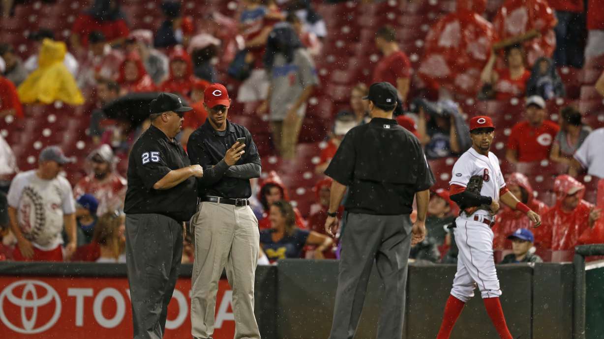 Finnegan takes no-hitter into 7th, Reds beat Dodgers 11-1