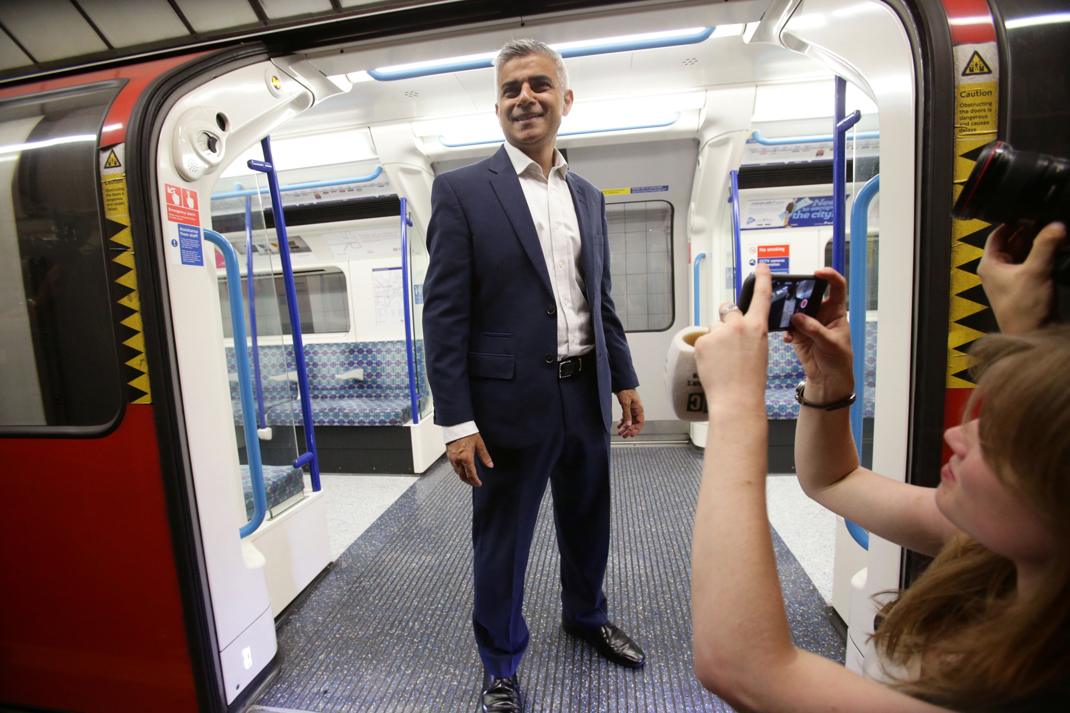 London mayor calls on Labour Party members to replace leader
