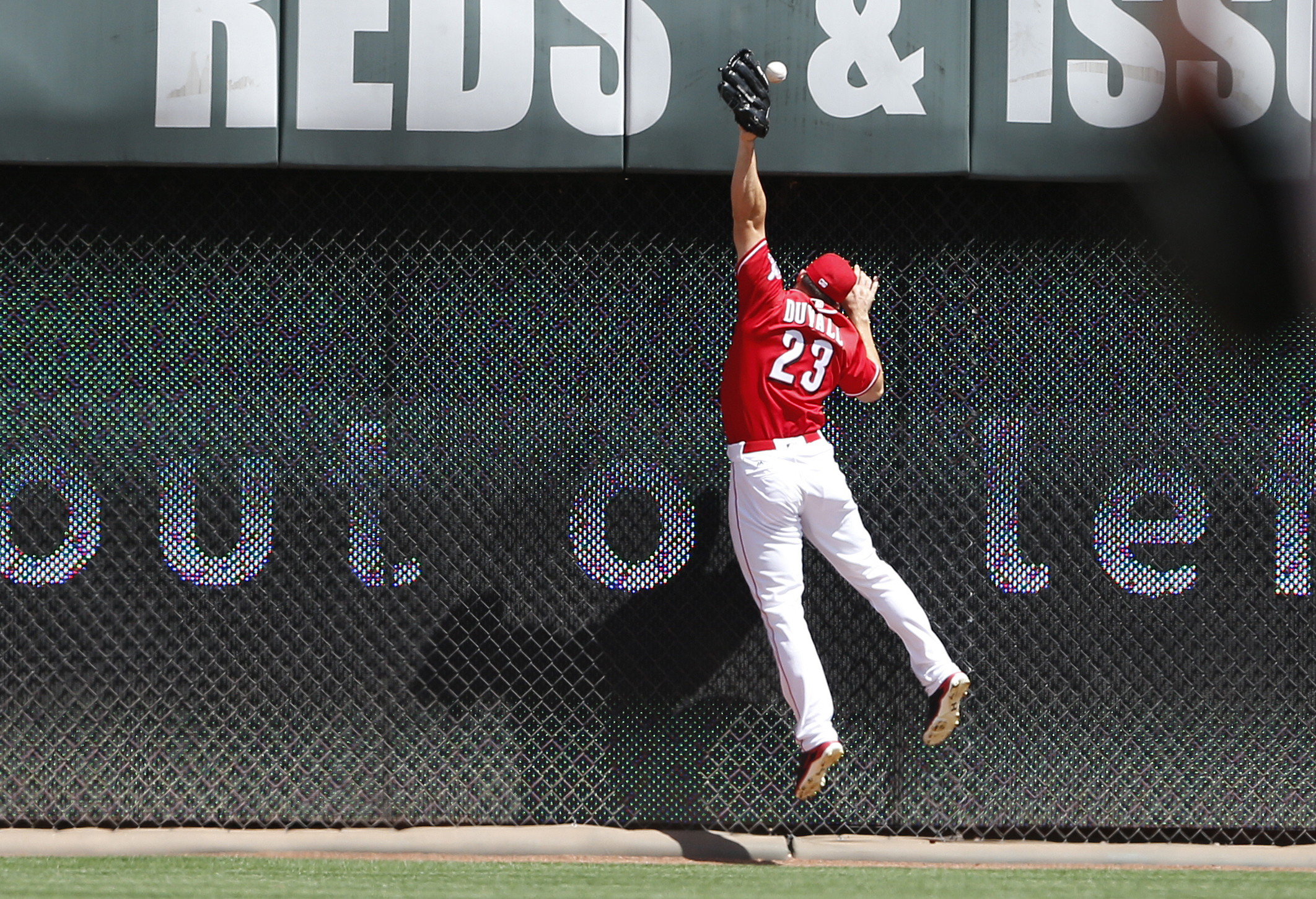 Utley homers to back Urias in Dodgers' 4-0 win over Reds