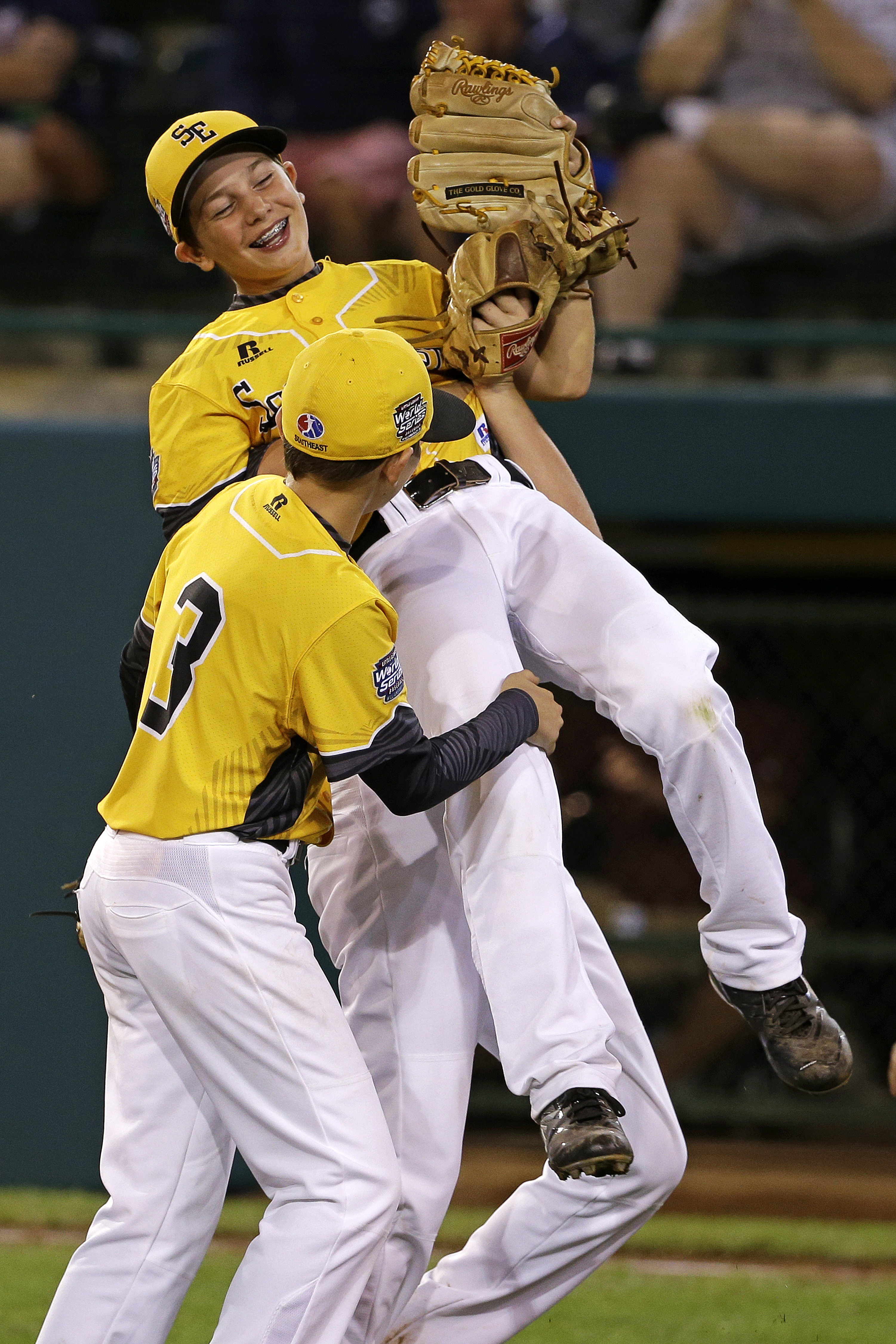 Tyler Jones hits go-ahead homer in 7th to advance Tennessee