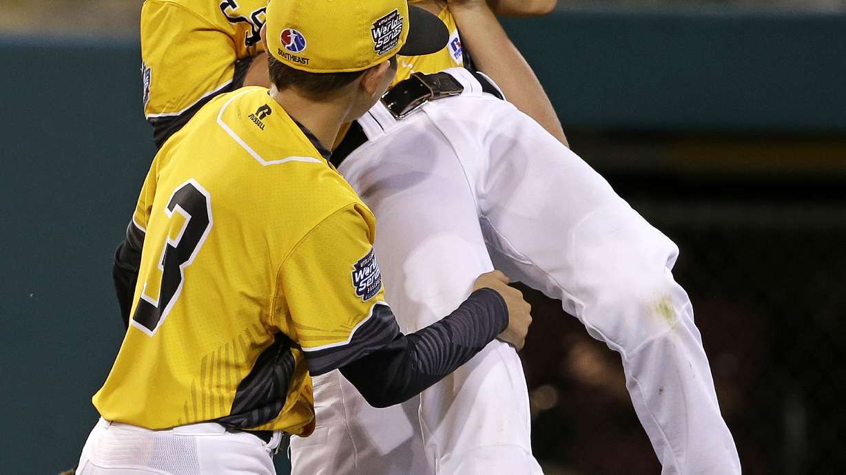 Tyler Jones hits go-ahead homer in 7th to advance Tennessee