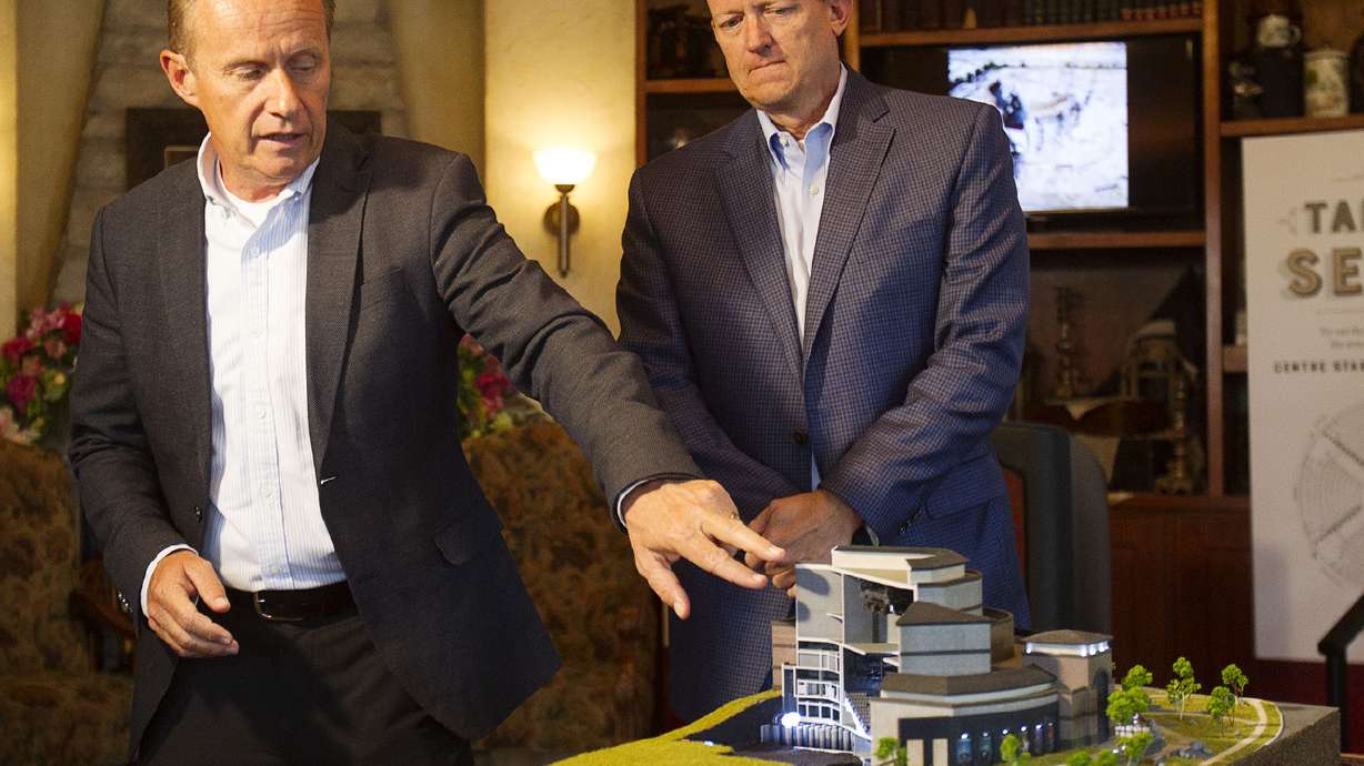 Hale unveils new model of Sandy theater, encourages public donations