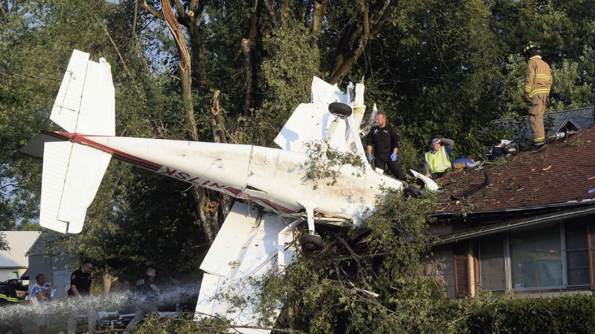 Small plane crashes into home in Indiana, 2 people hurt