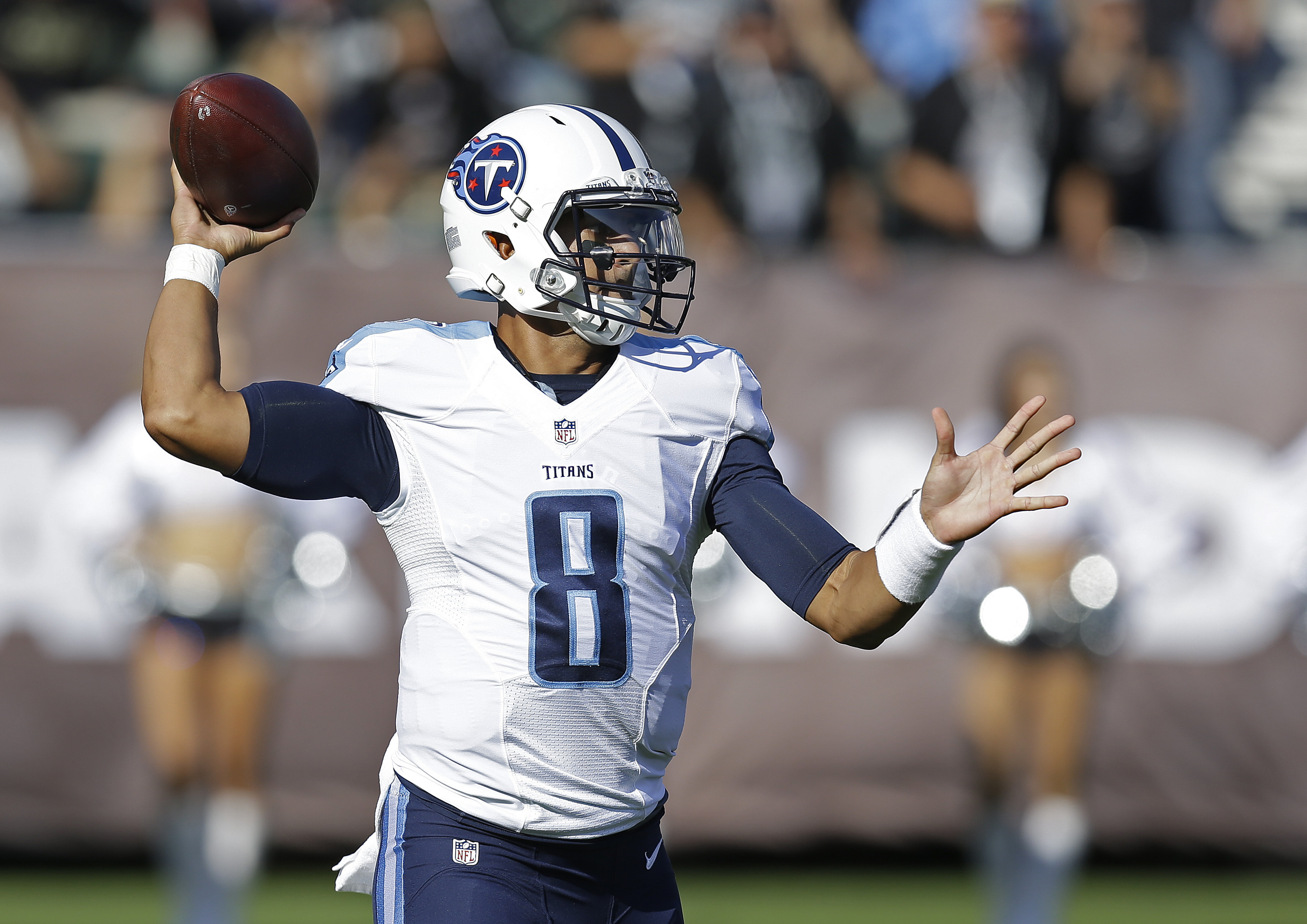 Mariota, Carr both sharp in Titans' 27-14 win over Raiders