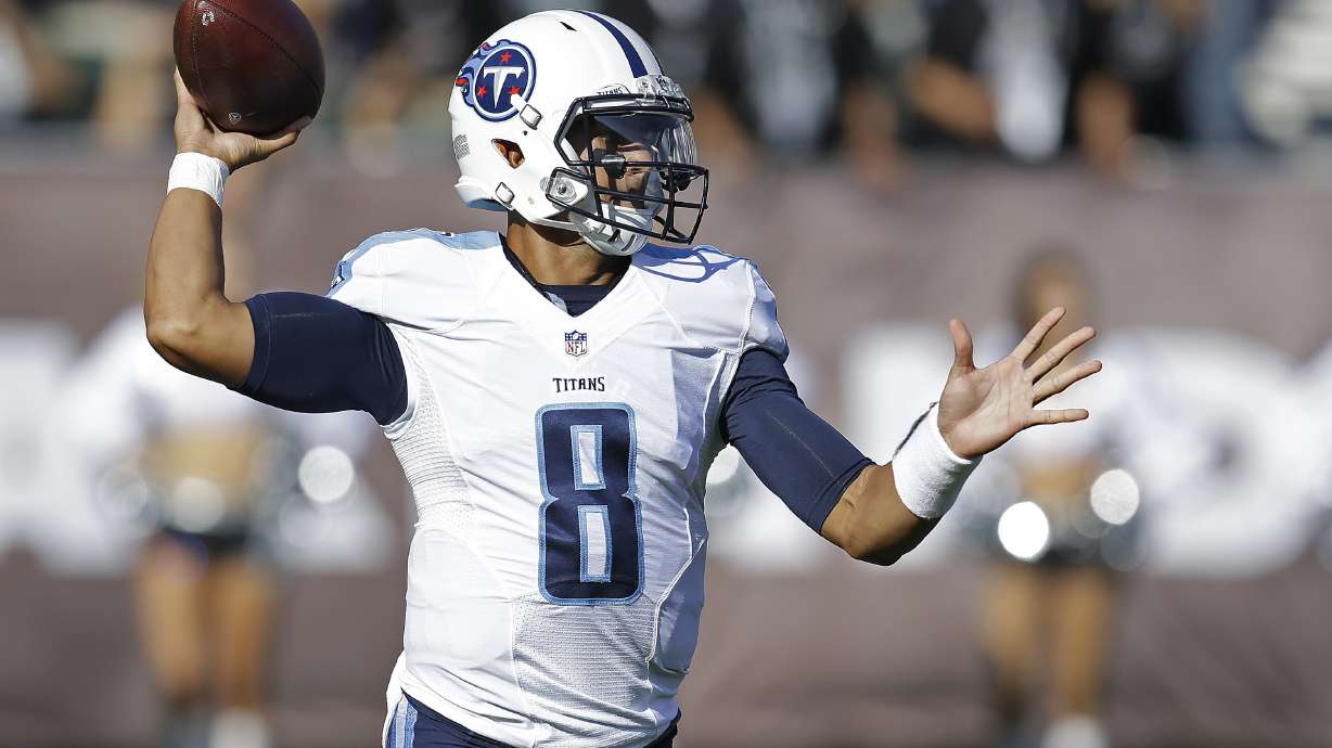 Mariota, Carr both sharp in Titans' 27-14 win over Raiders
