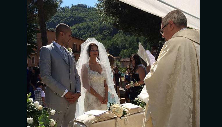 Italy earthquake: Amid the rubble, a couple says 'I do'