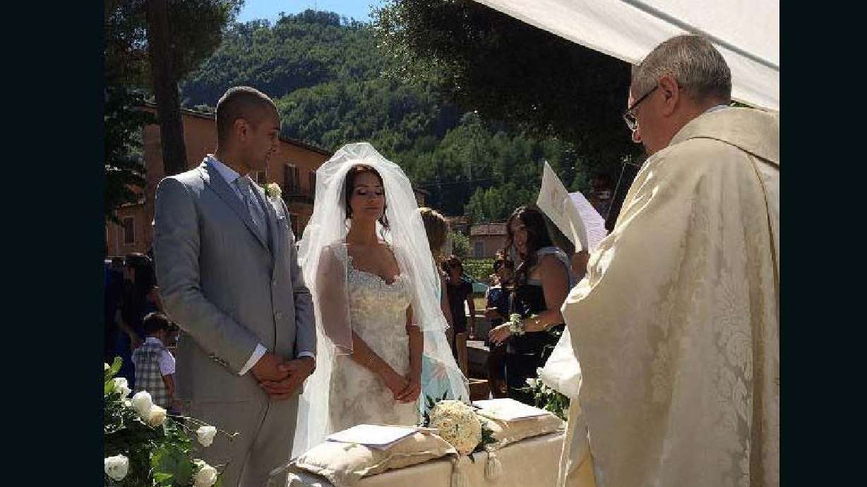 Italy earthquake: Amid the rubble, a couple says 'I do'