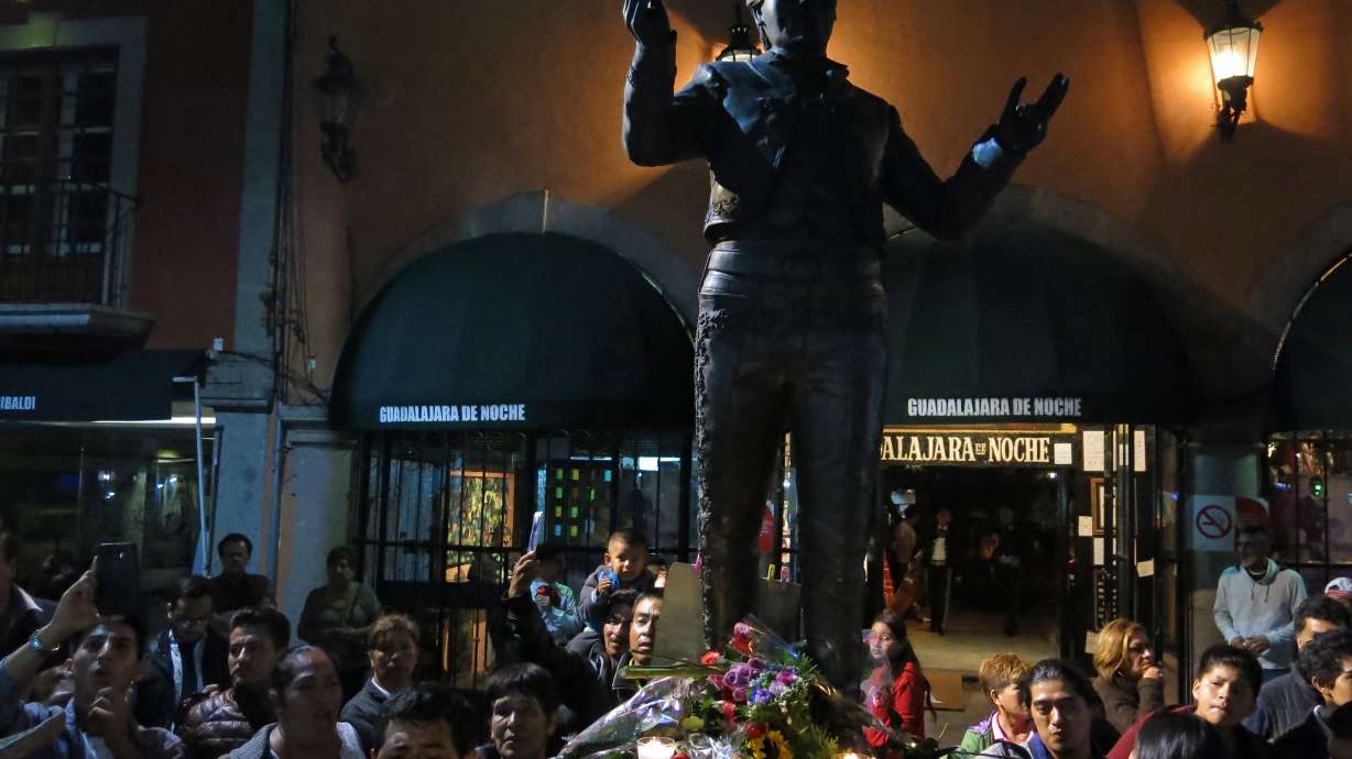 Mexicans say 'adios' to beloved singer Juan Gabriel