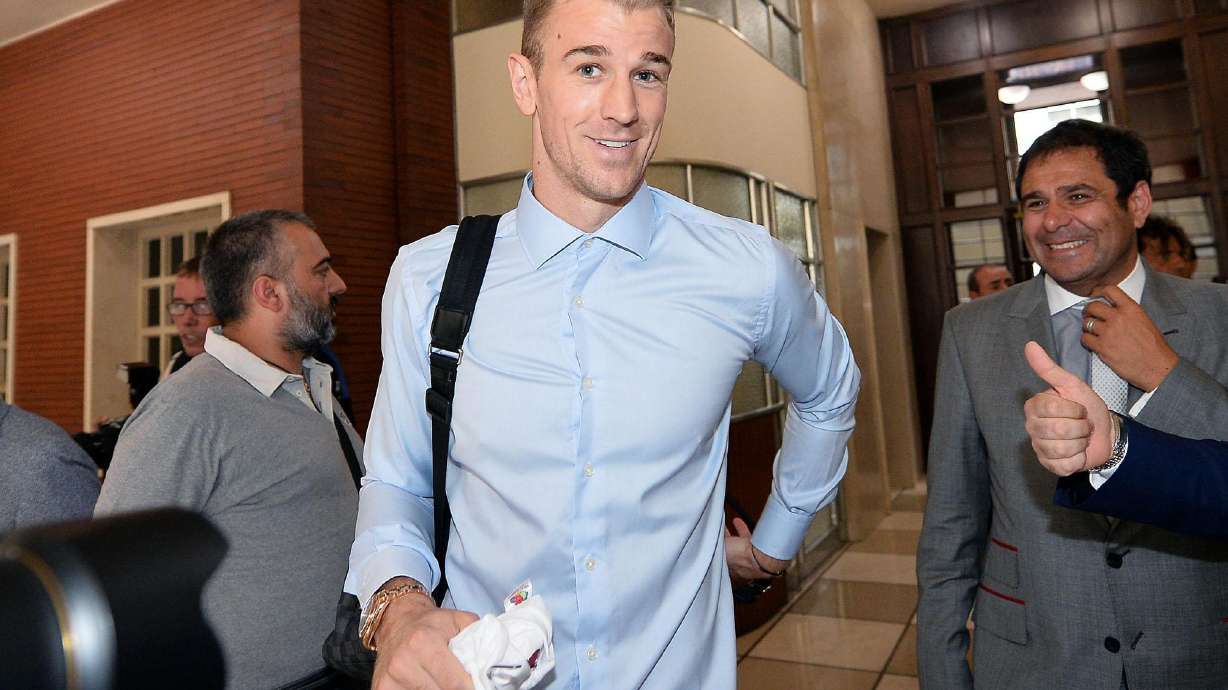 England 'keeper Joe Hart arrives in Torino to warm welcome