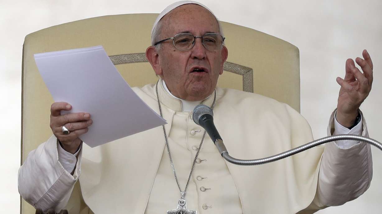 Pope applauds Colombia peace deal but sidesteps truth panel