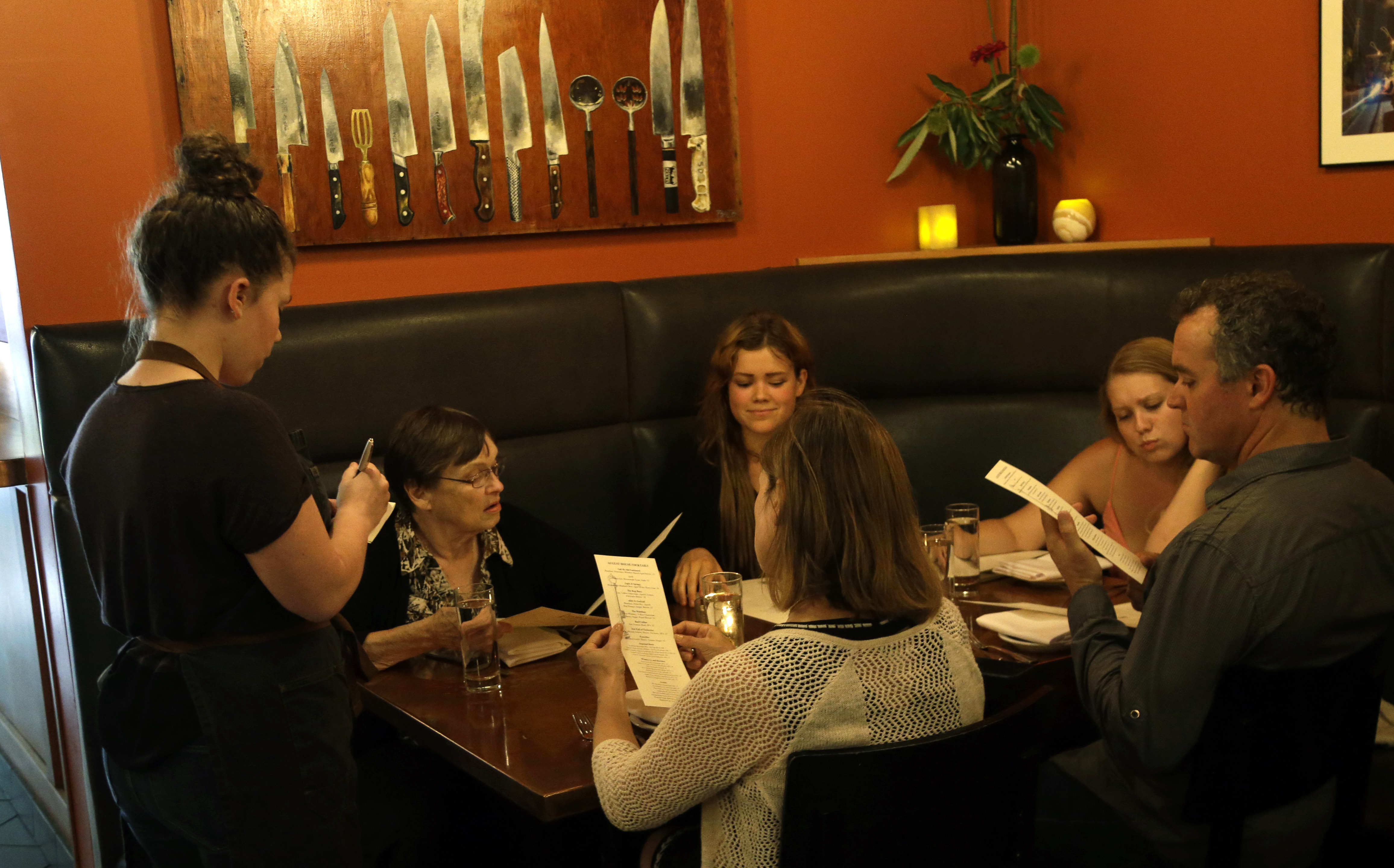 No-tipping trend now at more restaurants, with mixed results