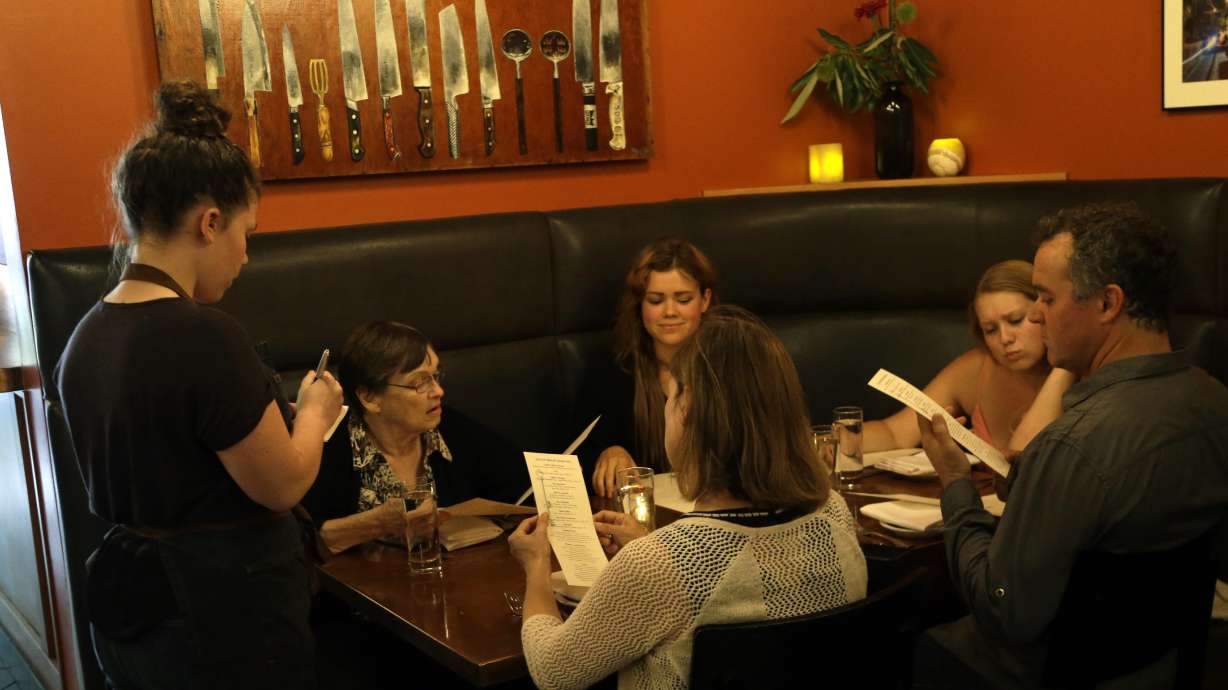 No-tipping trend now at more restaurants, with mixed results