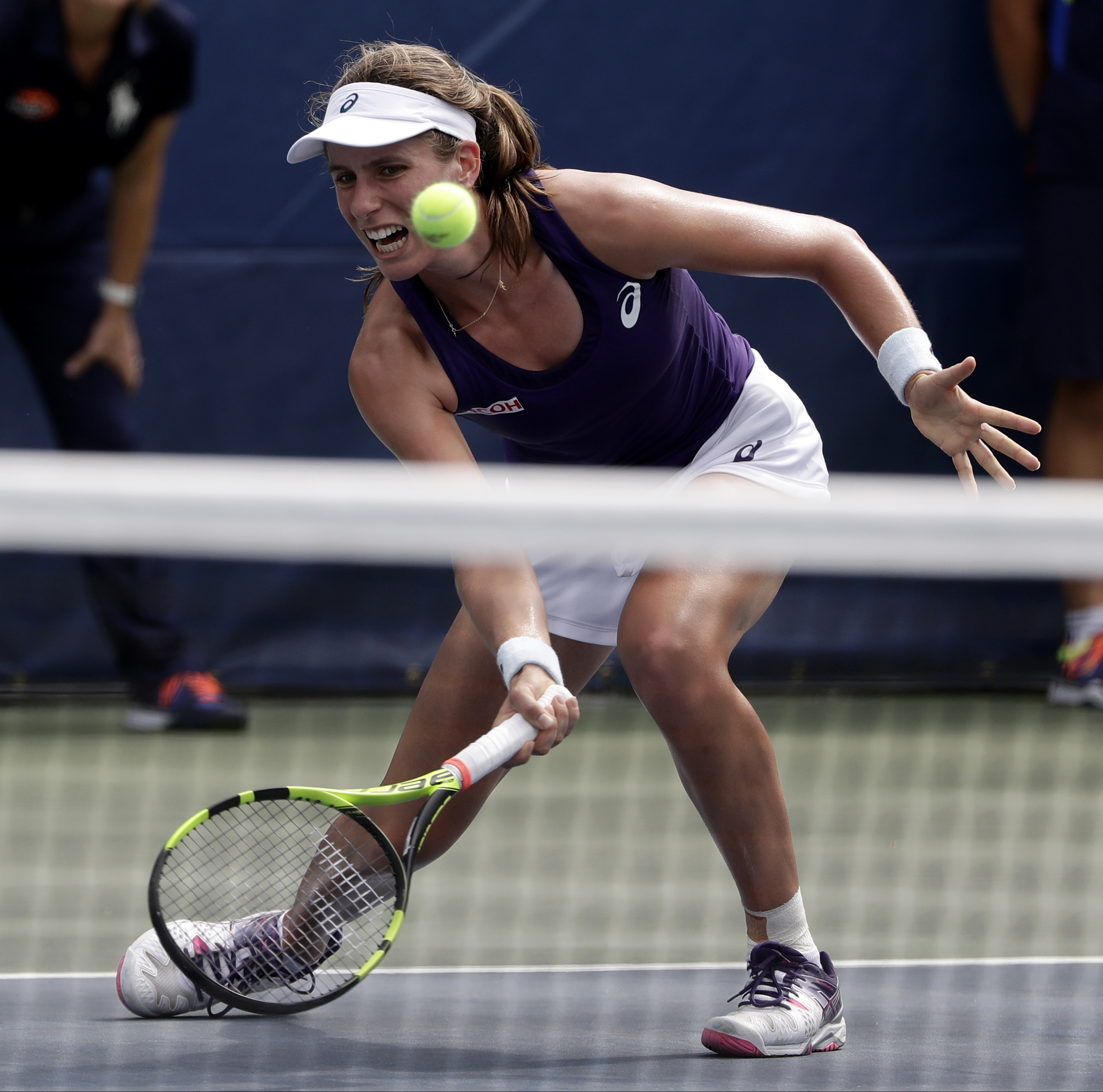 Konta collapses on court, comes back to win US Open match