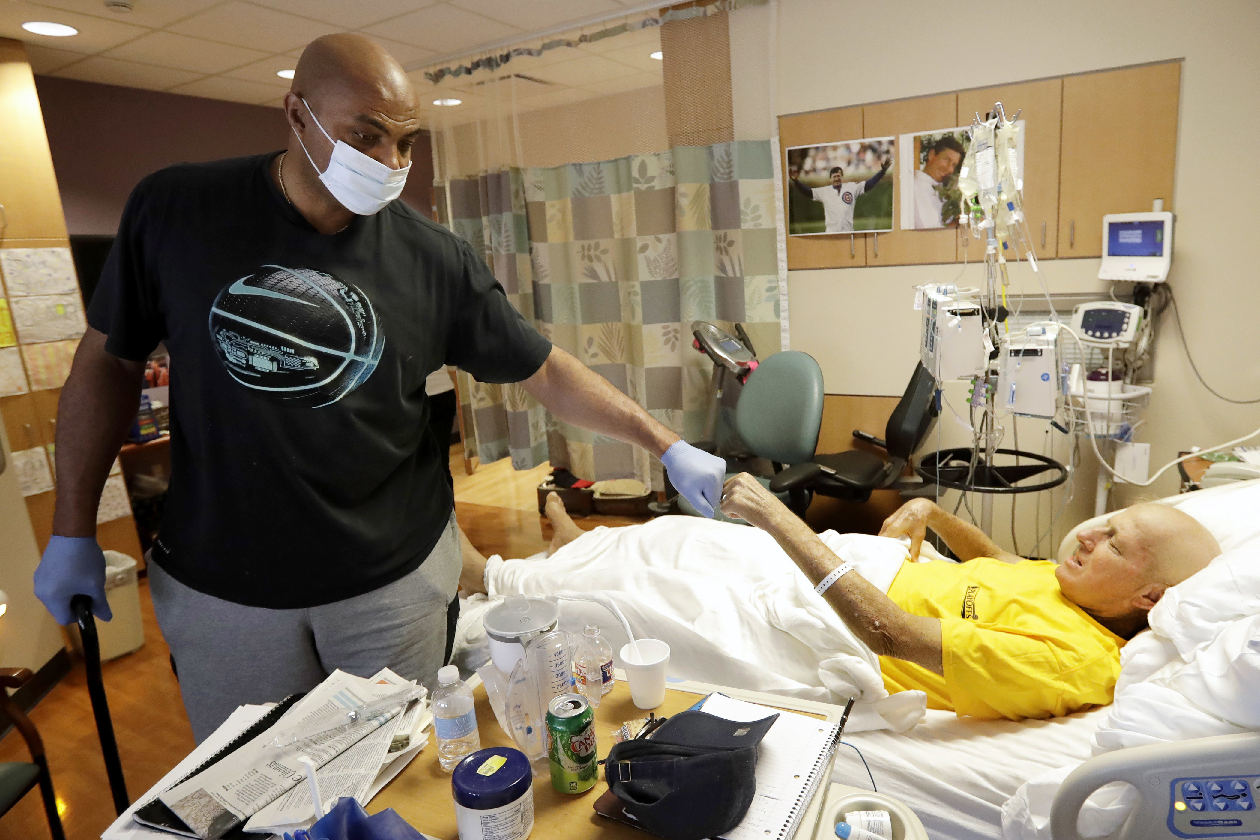 NBA Hall of Fame member and TNT colleague Charles Barkley left, bumps fists with sportscaster Craig Sager after visiting Sager Tuesday, Aug. 30, 2016, at MD Anderson Cancer. Photo: AP Photo