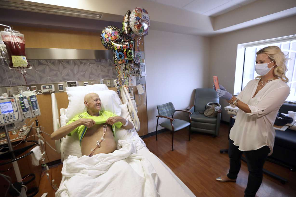 Sportscaster Craig Sager holds up his shirt as his wife Stacy takes a picture after starting his transplant procedure Wednesday, Aug. 31, 2016, at MD Anderson Cancer Center. Photo: AP Photo