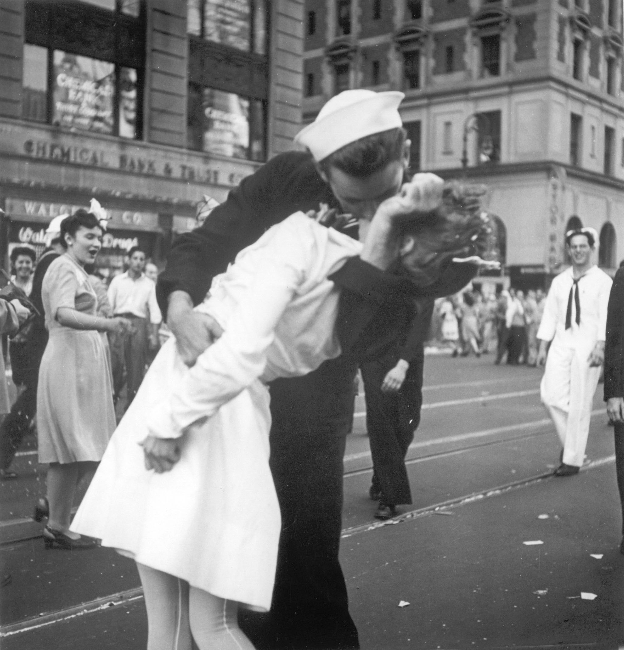 Woman in iconic WWII Times Square kiss photograph dies at 92