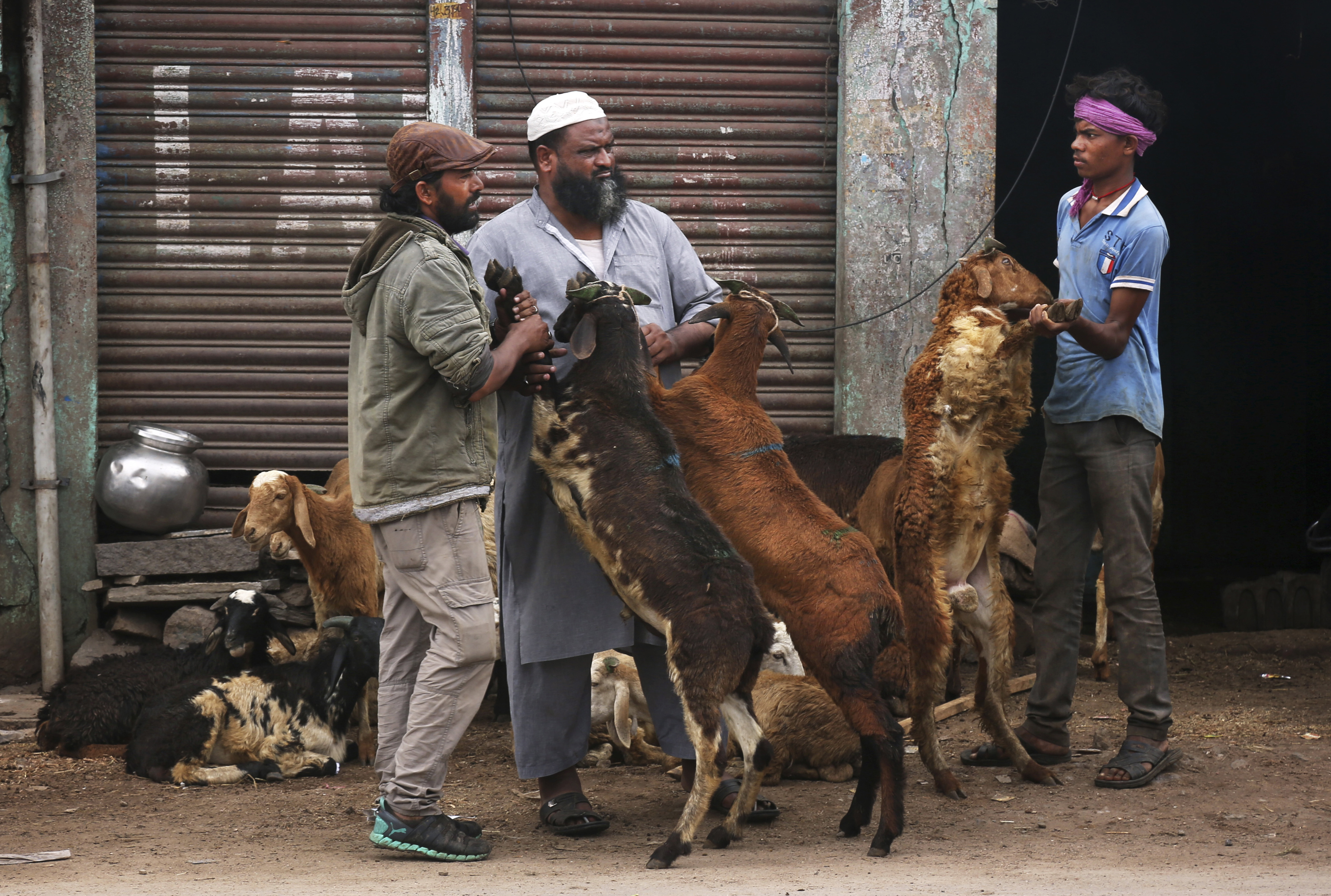 AP PHOTOS: Muslims mark start of Eid al-Adha holiday