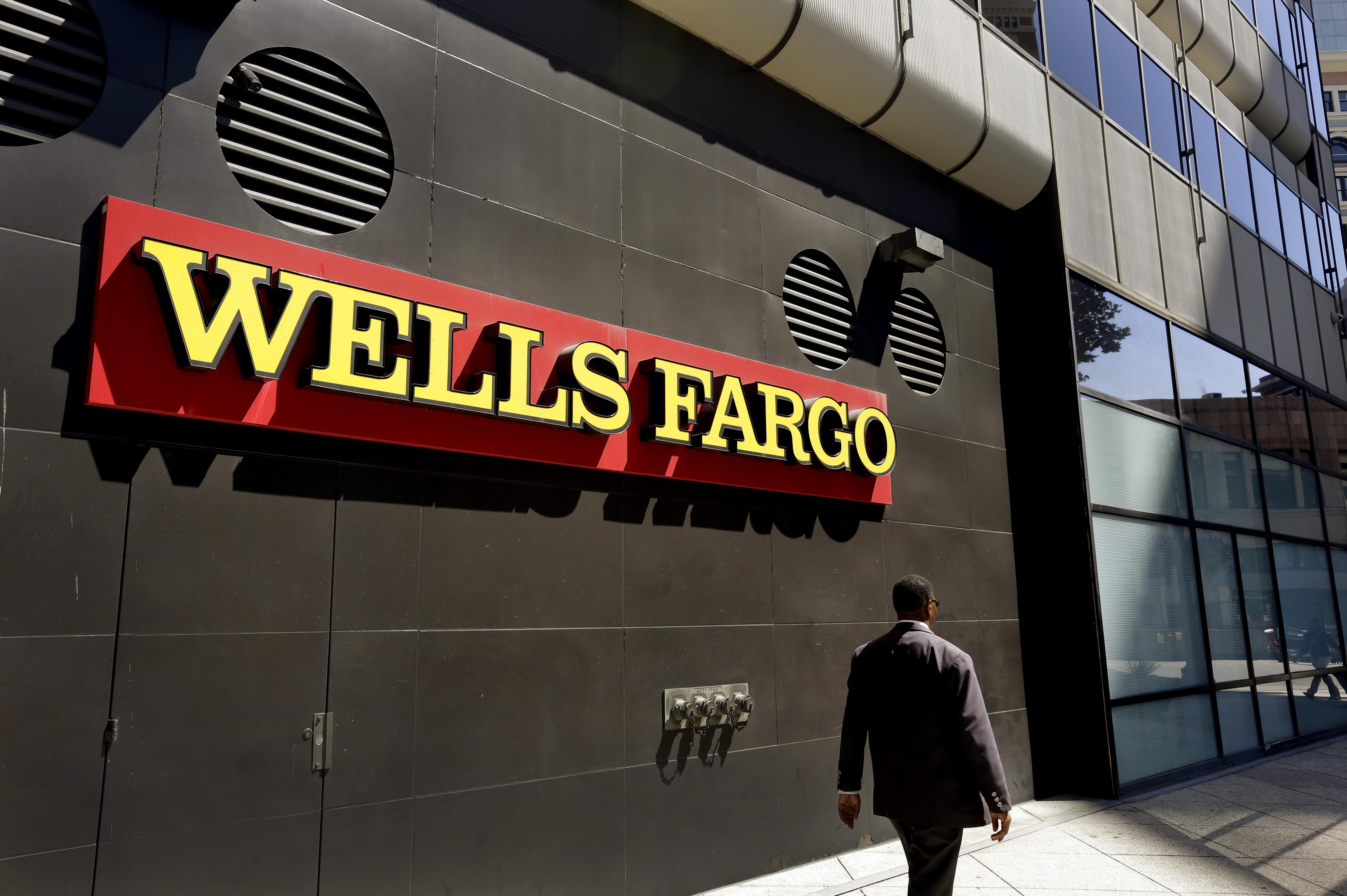Wells Fargo cutting sales goals in wake of $185 million fine