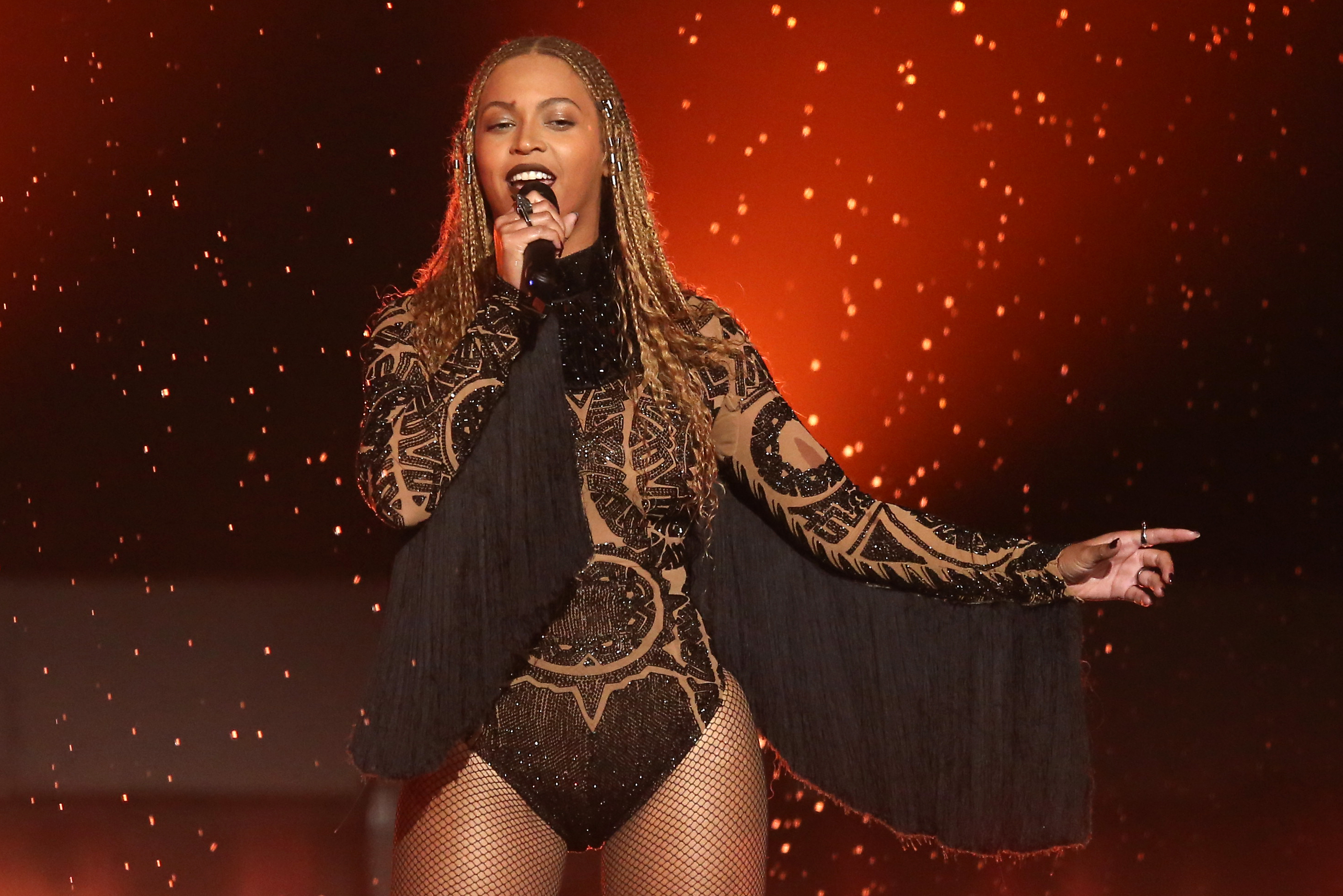 Beyonce interrupts show to help backup dancer get engaged