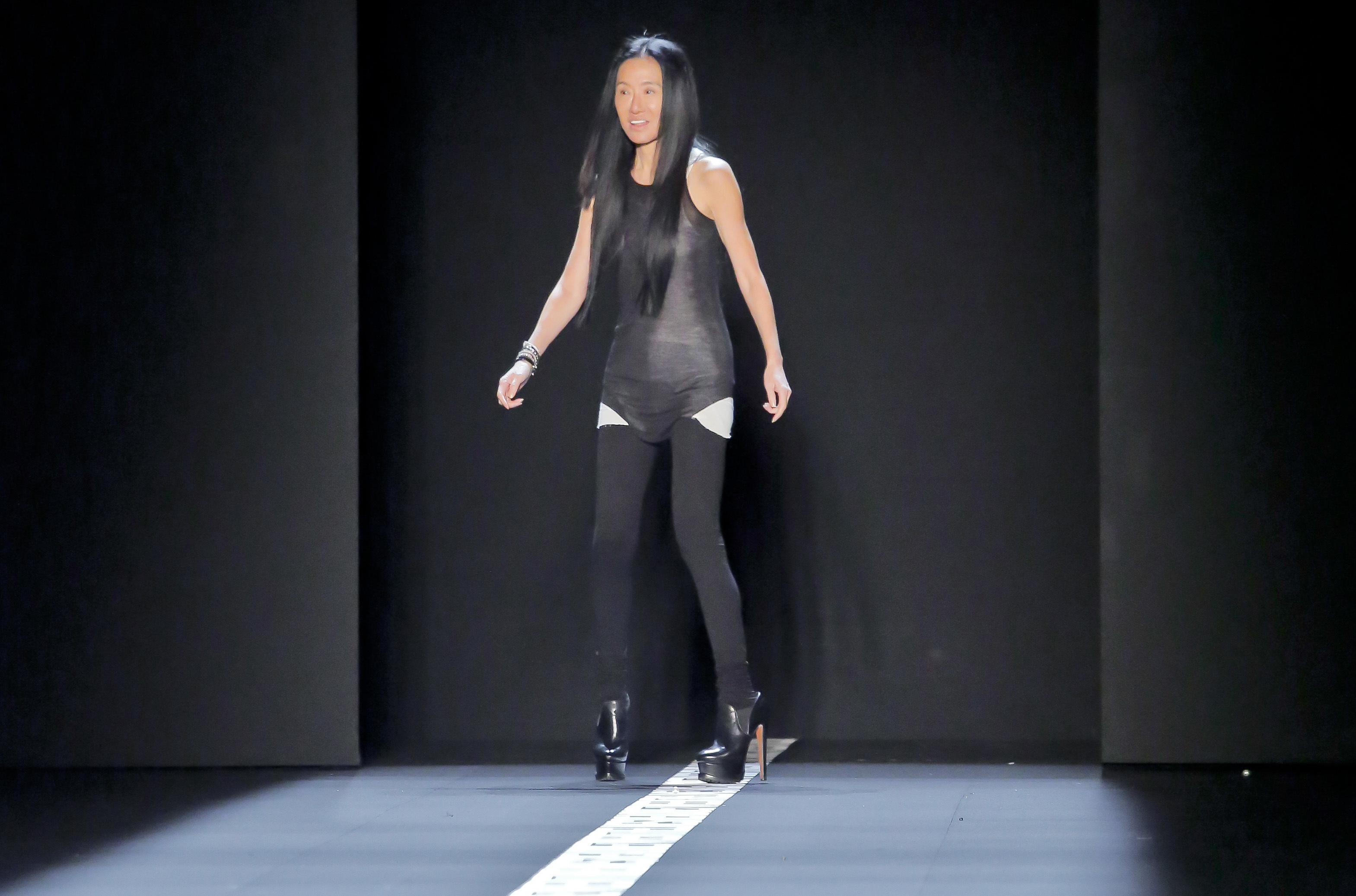Vera Wang brings darkness, mystery to the runway