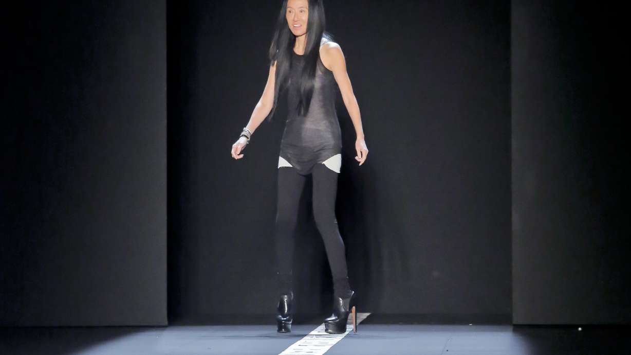 Vera Wang brings darkness, mystery to the runway