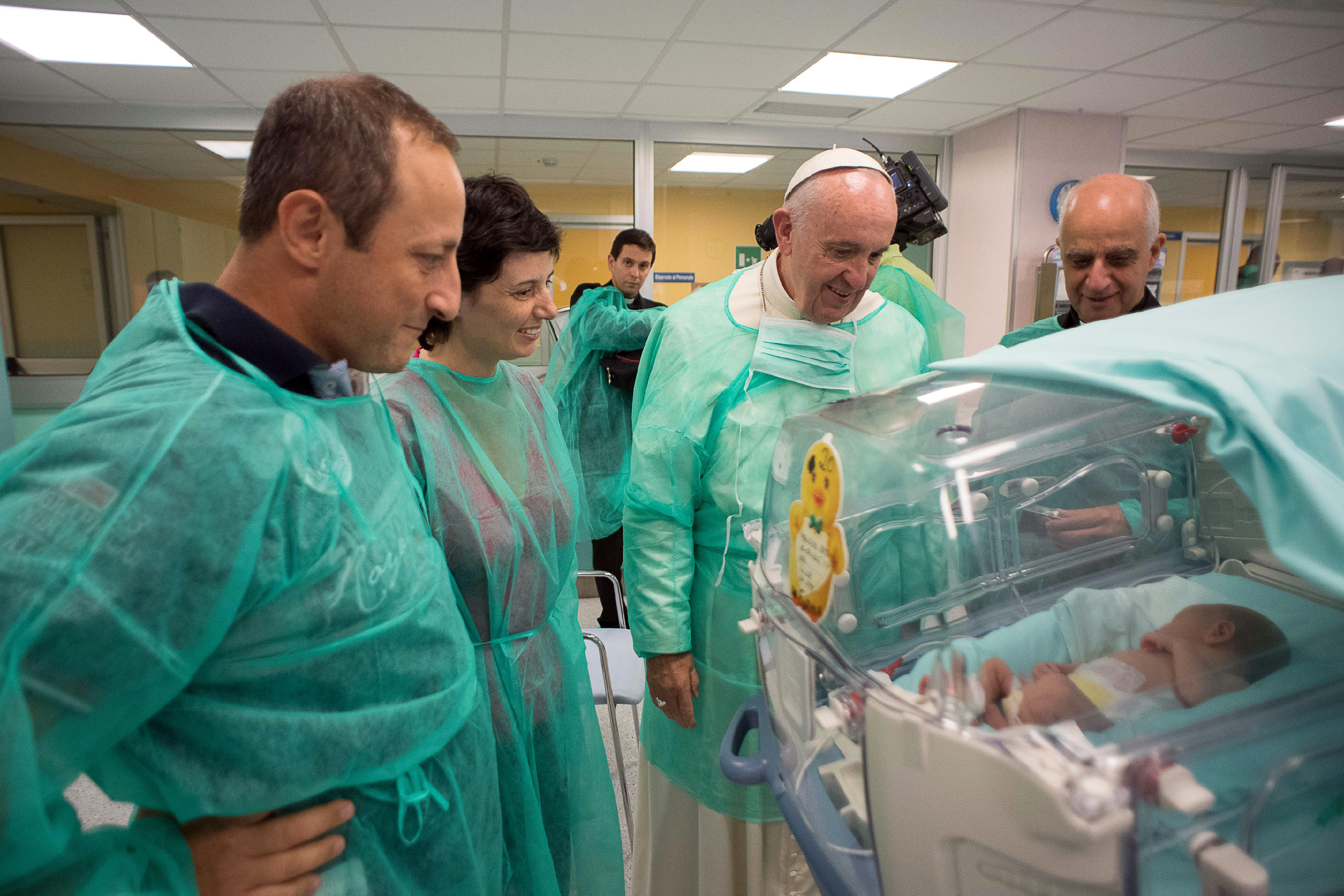 Pope dons scrubs to visit premature babies at Rome hospital