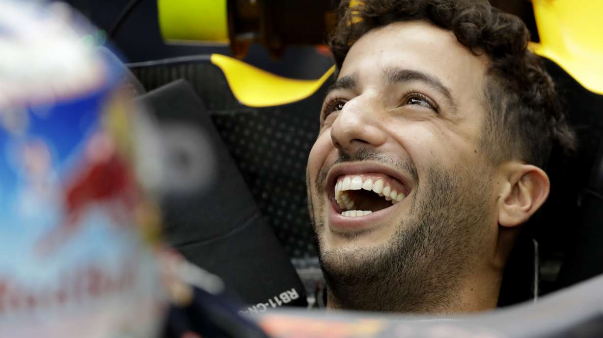 Rosberg takes Singapore GP pole ahead of Ricciardo