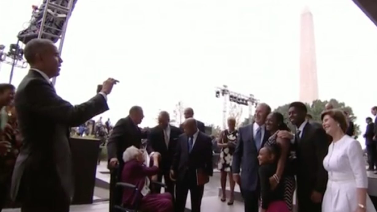 Have You Seen This? Obama is Bush’s photographer