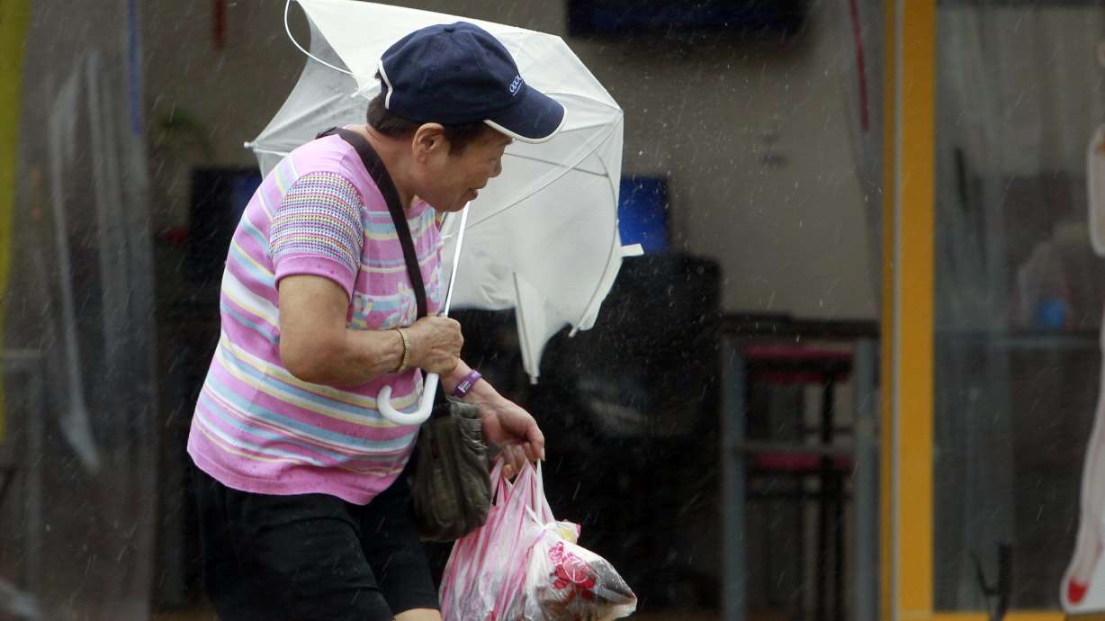 Massive typhoon hits eastern China, Taiwan, killing 5