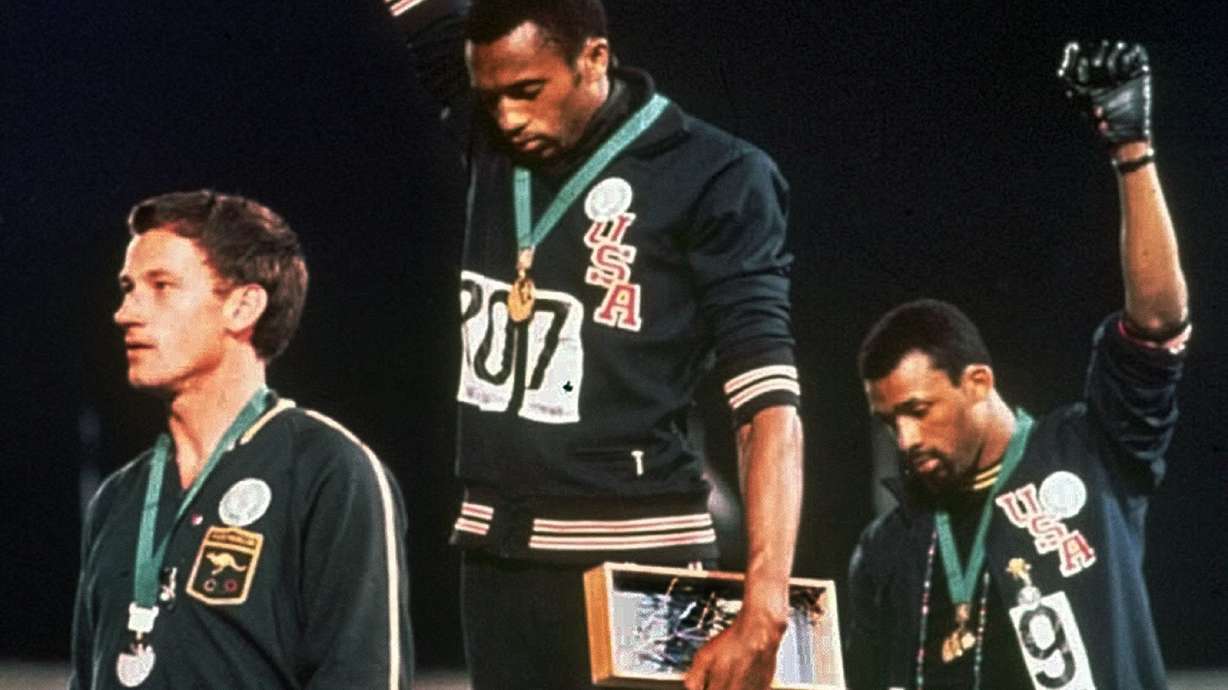 Raised-fist protesters Smith, Carlos support Kaepernick