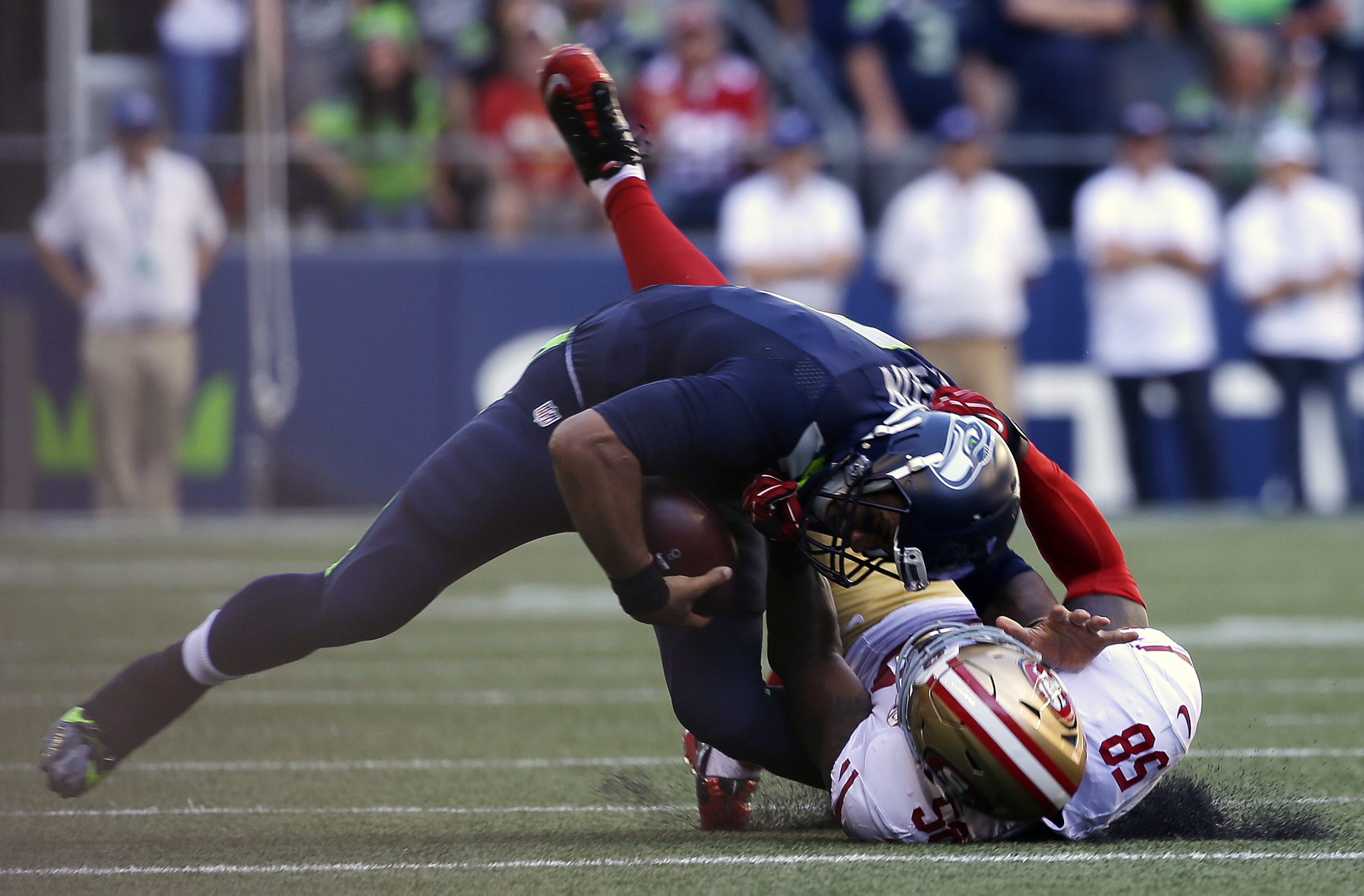 Russell Wilson to start for Seattle despite knee sprain
