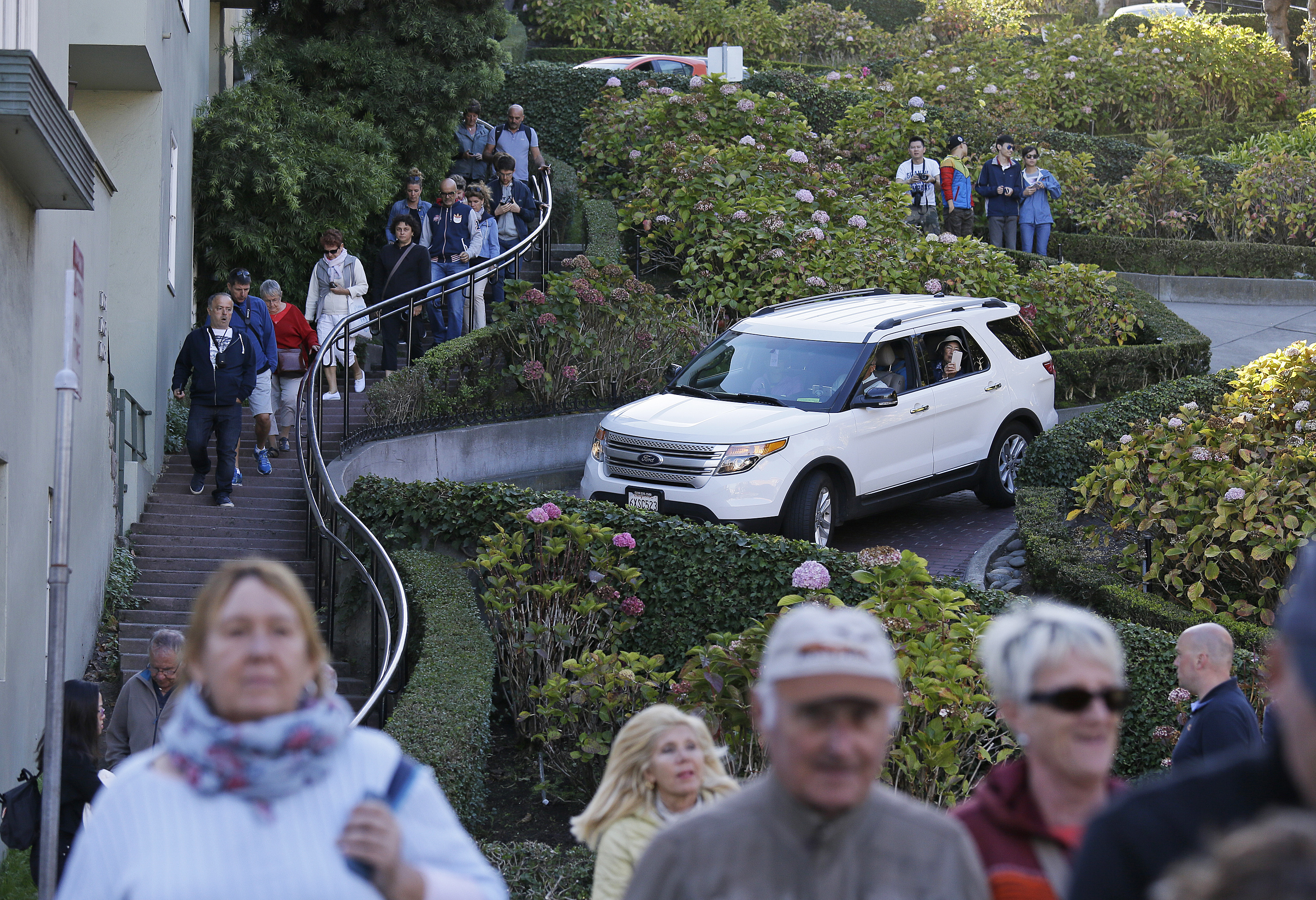 Tourists swamp San Francisco's famously curvy Lombard Street