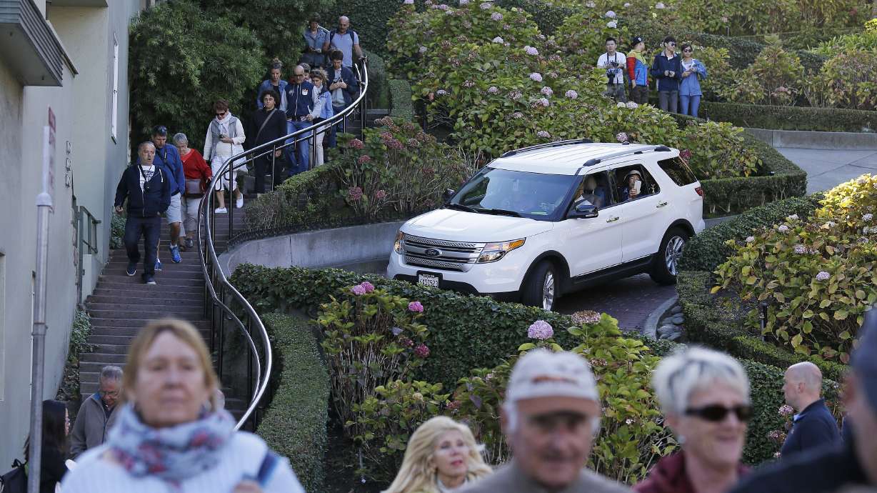 Tourists swamp San Francisco's famously curvy Lombard Street