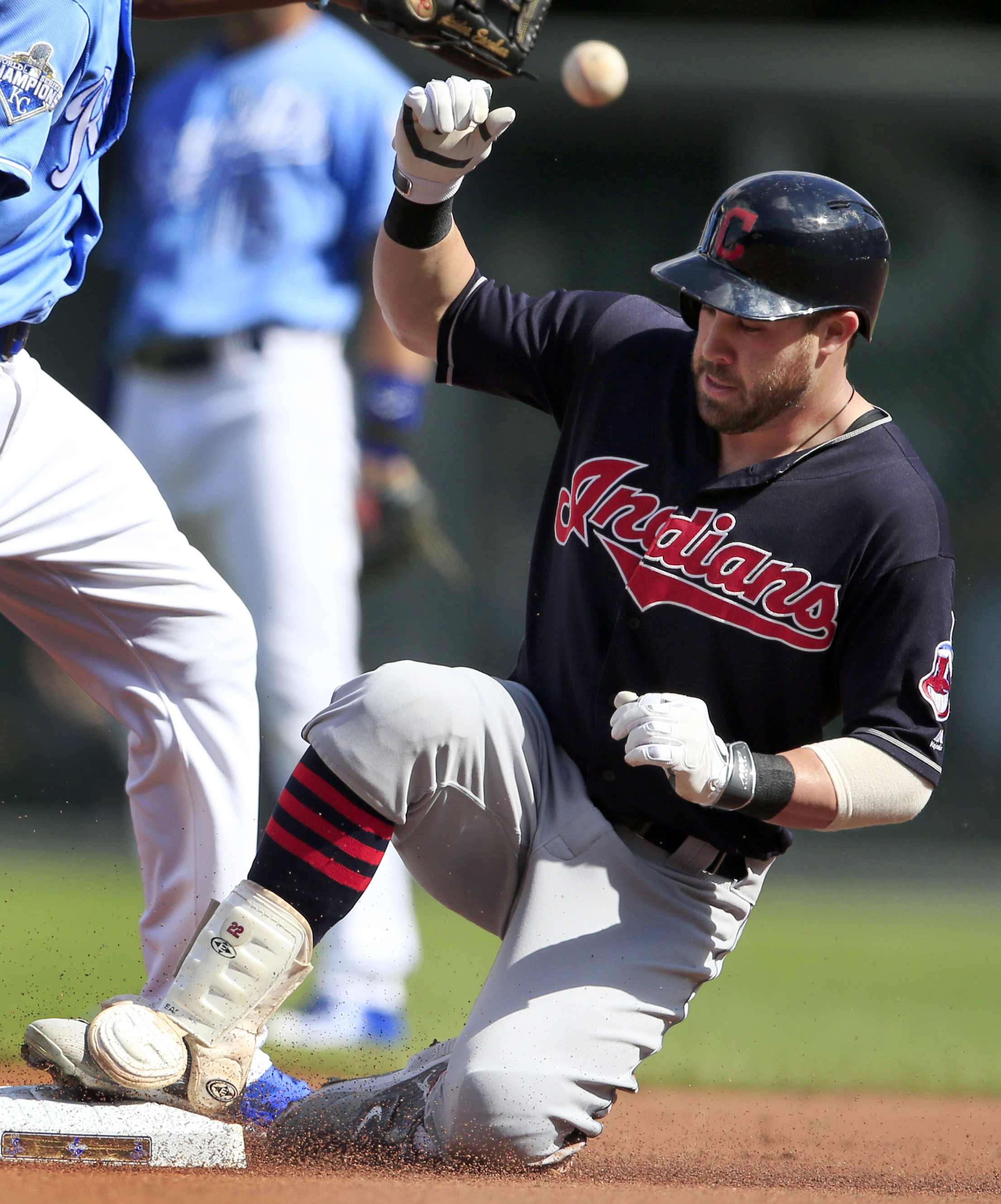 Lindor helps Indians top Royals 3-2 in regular-season finale
