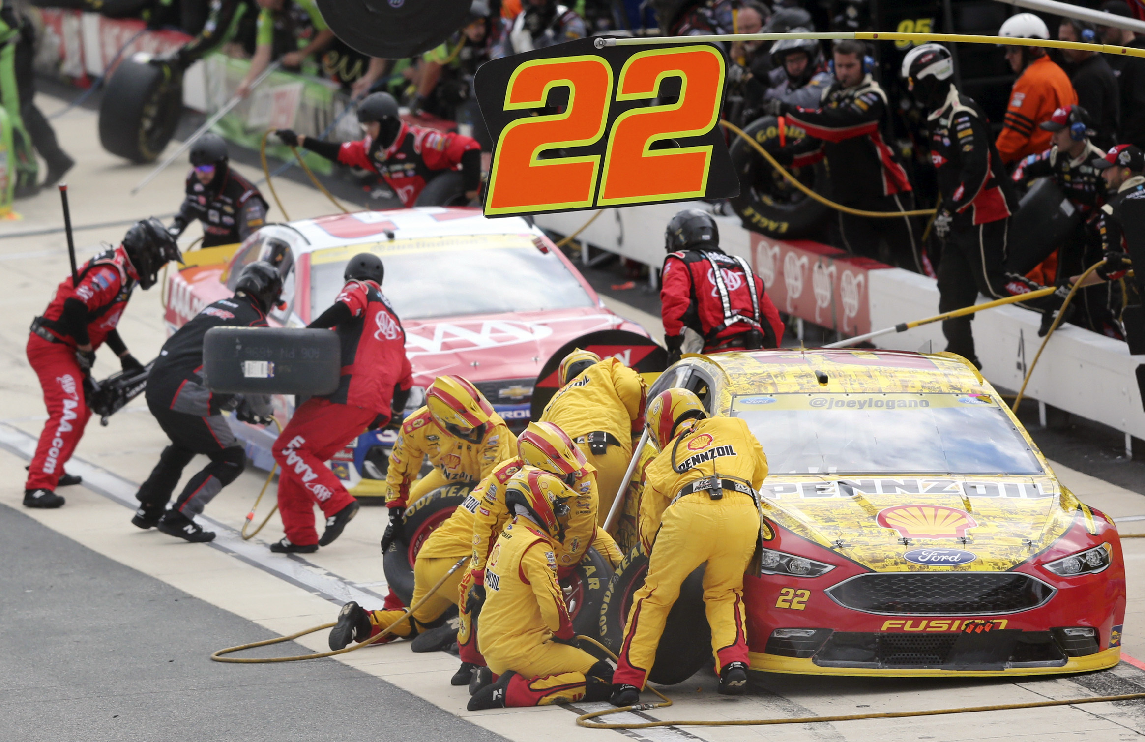 Dillon surprises at Dover to advance to 2nd round of Chase