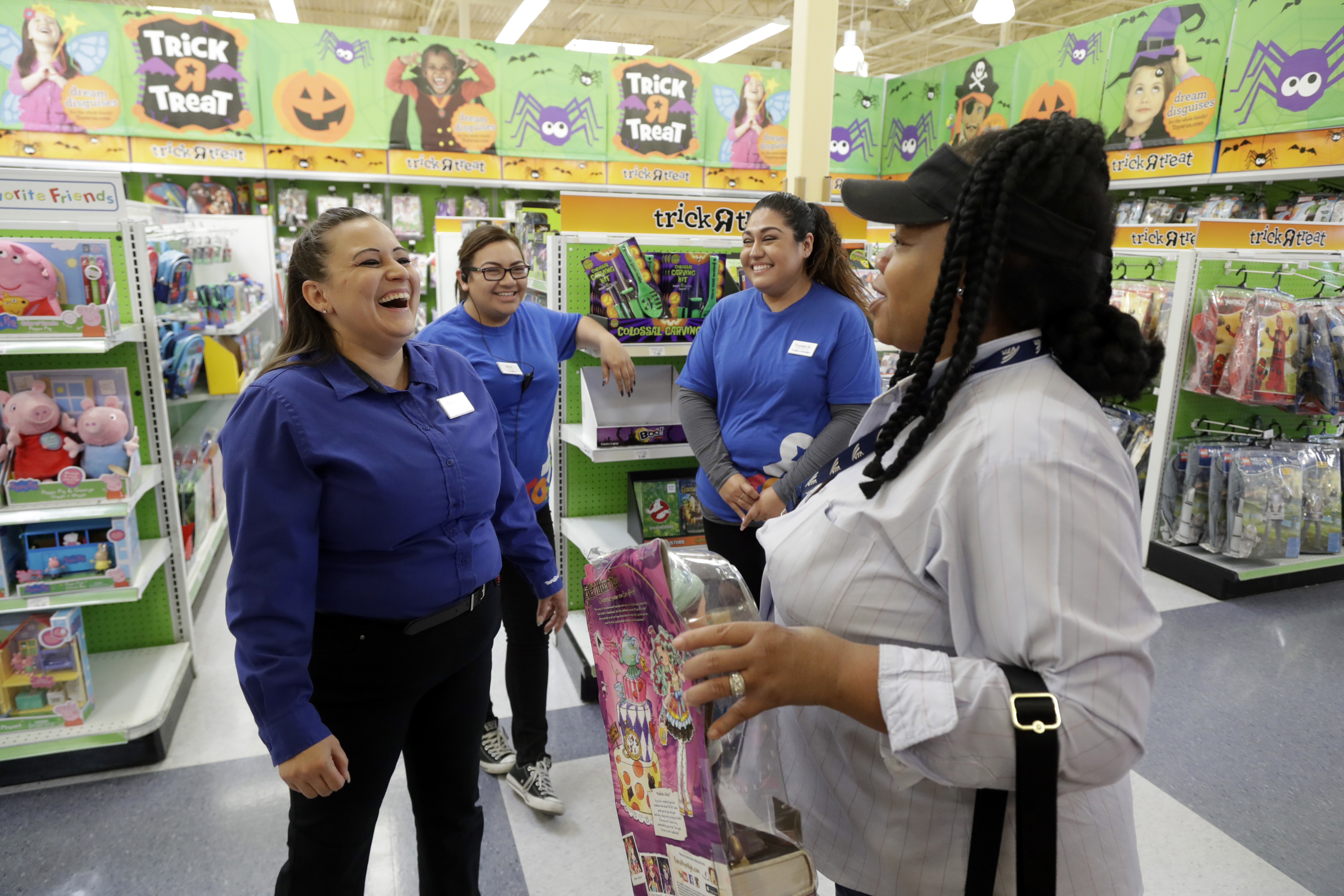 In a tight market, stores lure holiday workers with perks