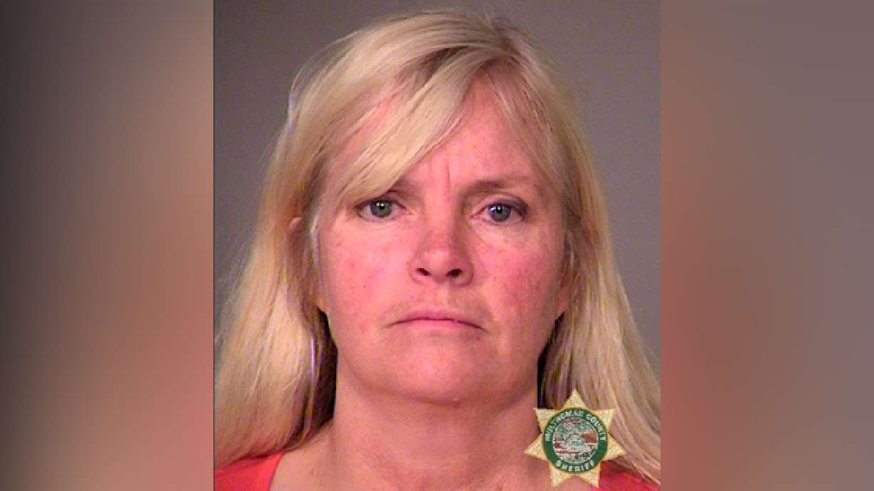 Oregon standoff judge tosses gun charge against Shawna Cox