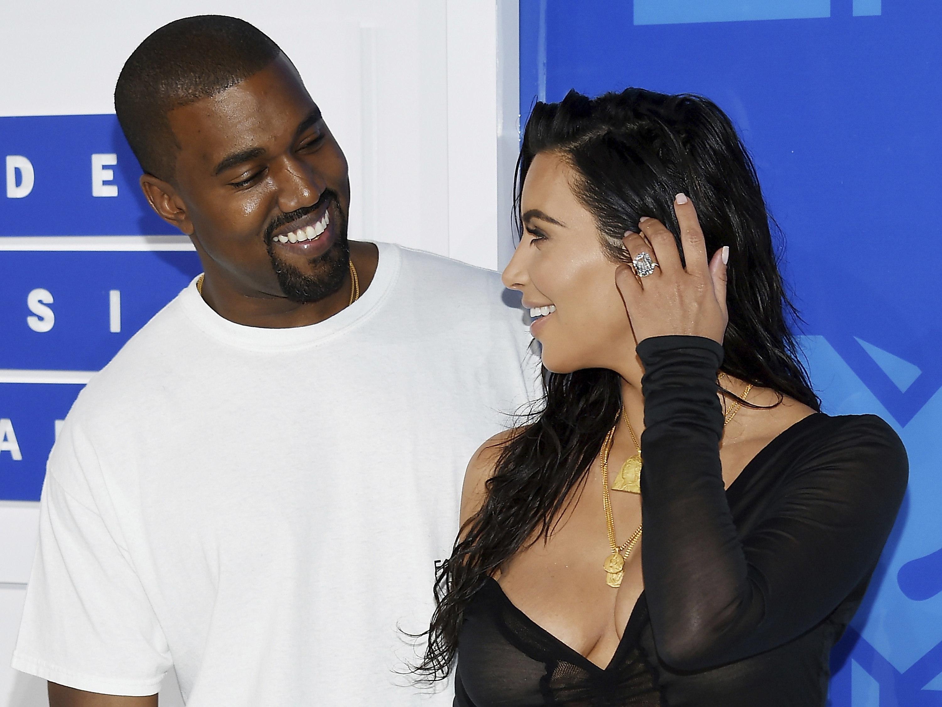 Kanye reschedules tour dates after Kim's Paris robbery